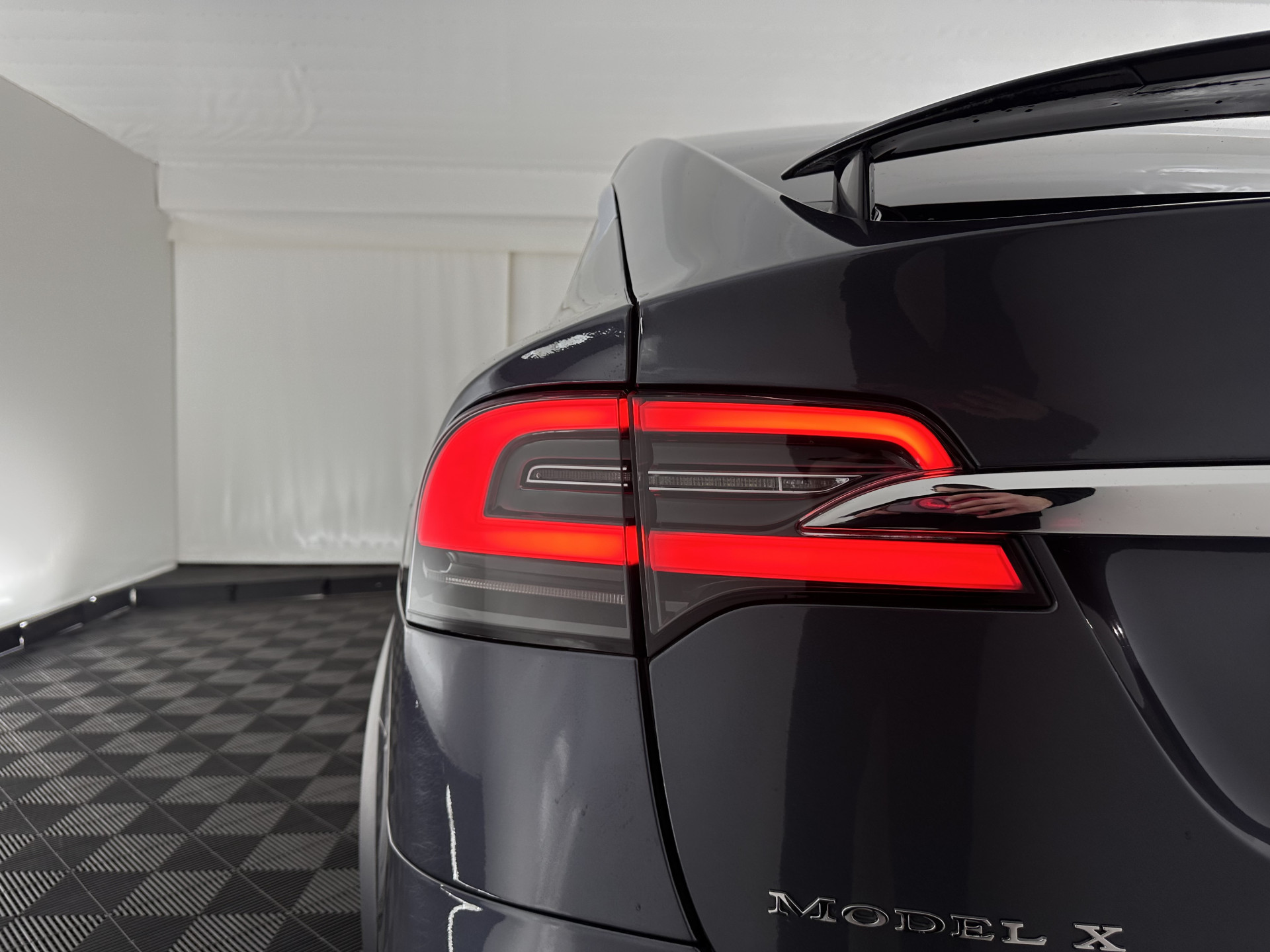 Tesla Model X 75D Base 7-Pers. [ 3-Fase-17kW ] {SOH-88%} Aut. *PANO-WINDOW | AUTOPILOT | LEATHER-FABRIC | TOPVIEW | NAVI-FULLMAP | FULL-LED | AIRSUSPENSION | DIGI-COCKPIT | KEYLESS | CAMERA | DAB+ | HEATED-COMFORTSEATS | 20''ALU*