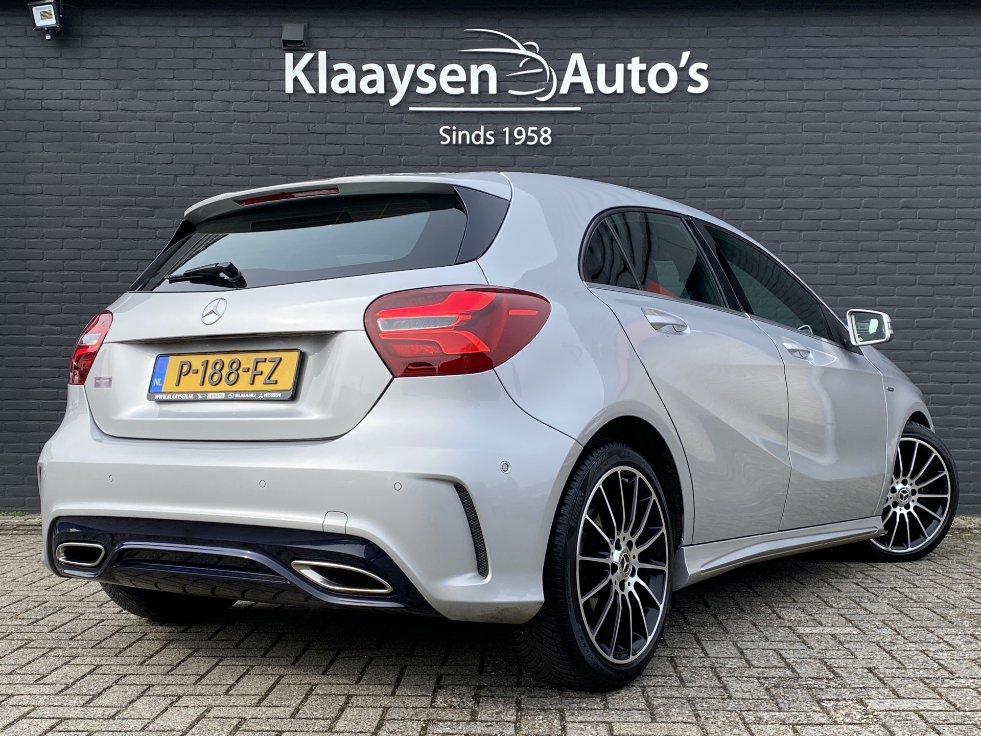 Mercedes-Benz A-klasse 180 Business Solution AMG Edition AUT. | leder/alcantara | 18 inch AMG velgen | navigatie | sportstoelen | sfeerverl.