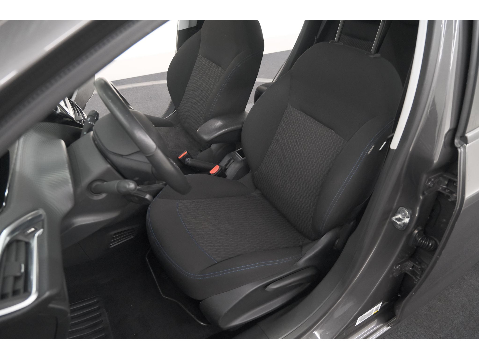 Peugeot 208 PureTech 82 Signature | Parkeersensoren | Apple Carplay | Navigatie