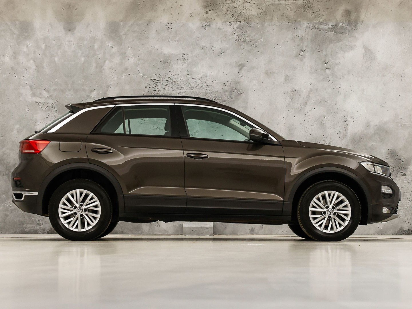 Volkswagen T-Roc 1.5 TSI Sport 150Pk (APPLE CARPLAY, GROOT NAVI, STUUR/STOELVERWARMING, CAMERA, SPORTSTOELEN, ADAPTIVE CRUISE, CLIMATE, NIEUWE APK, NIEUWSTAAT)