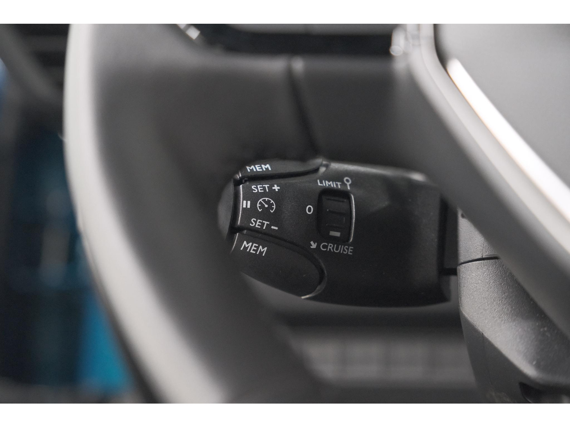 Peugeot 2008 Hybrid 136 e-DCS6 Style | Apple Carplay | Parkeersensoren | Climate control