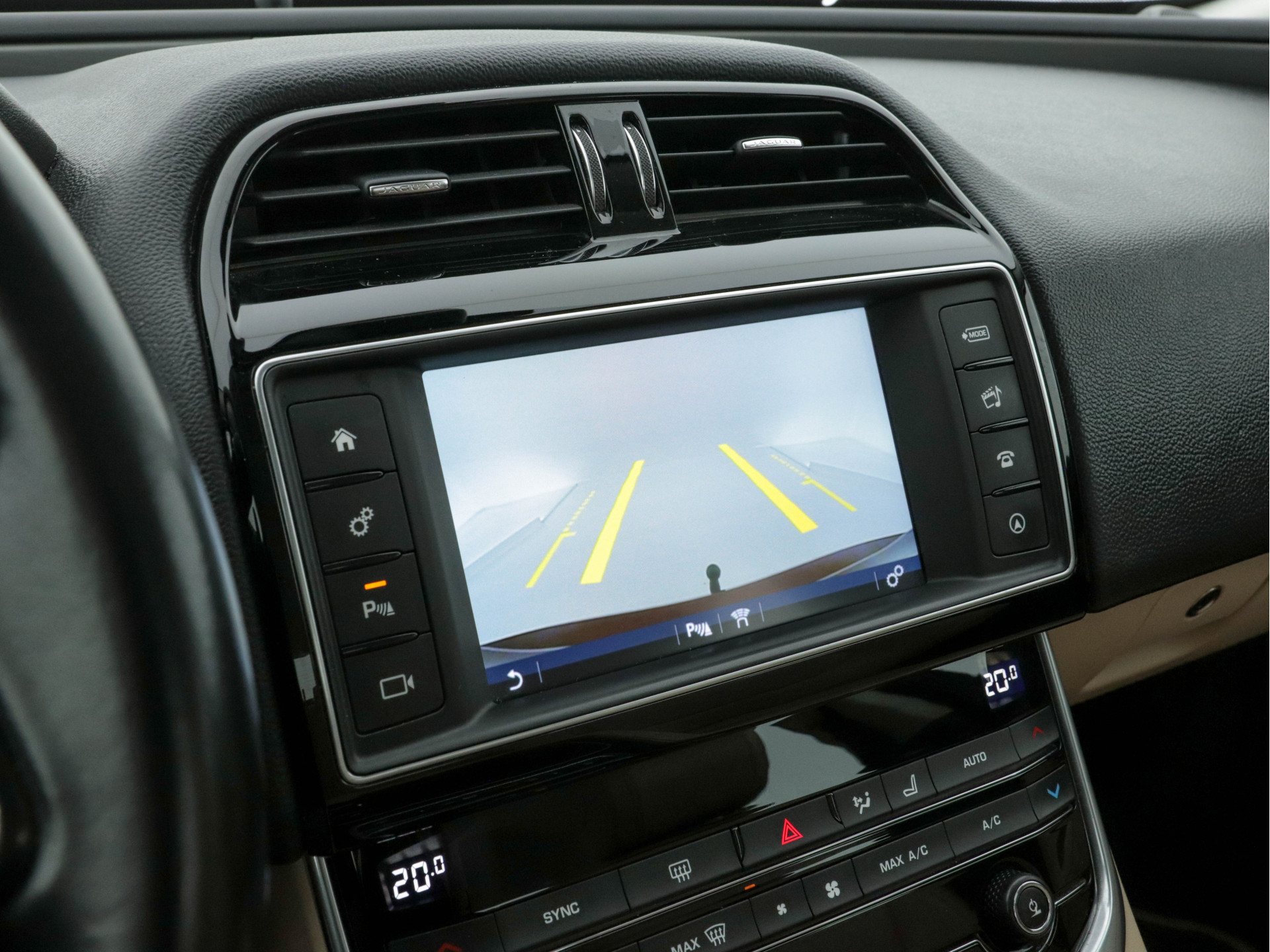 Jaguar XE 2.0 D Portfolio (INCL-BTW) Aut. *LEATHER | NAVI-FULLMAP | BI-XENON | CAMERA | ECC | COMFORT-SEATS | SHIFT-PADDLES | PDC | JAGUAR-AUDIO | CRUISE | LANE-ASSIST | TOWBAR | 18"ALU*