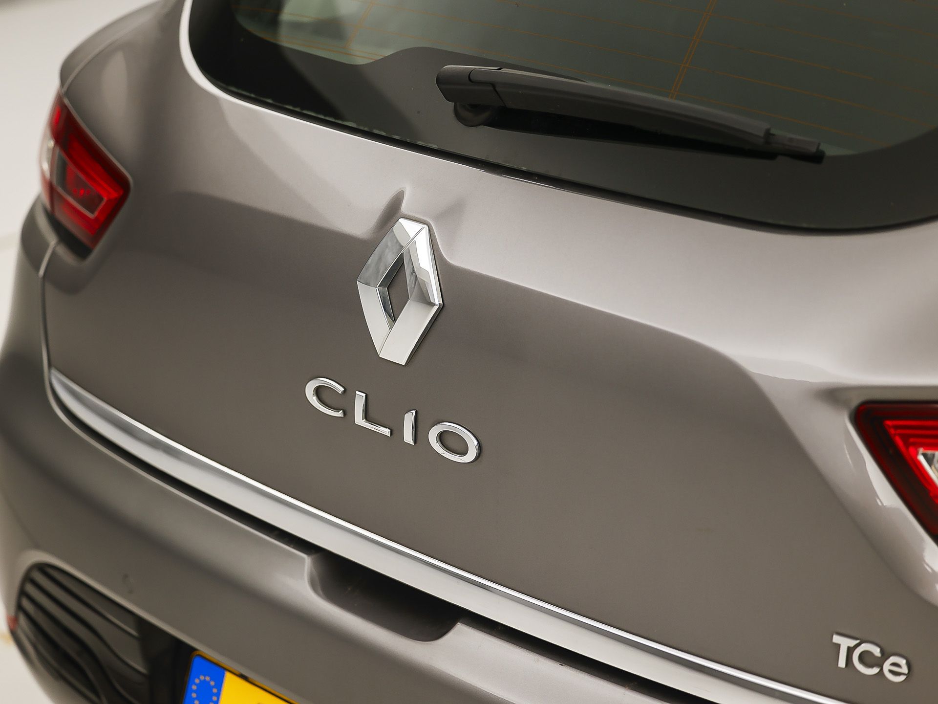 Renault Clio 0.9 TCe Dynamic Sport (NAVIGATIE, CRUISE, LM VELGEN, SPORTSTOELEN, PARKEERSENSOREN, BLUETOOTH, NIEUWE APK, NIEUWSTAAT)