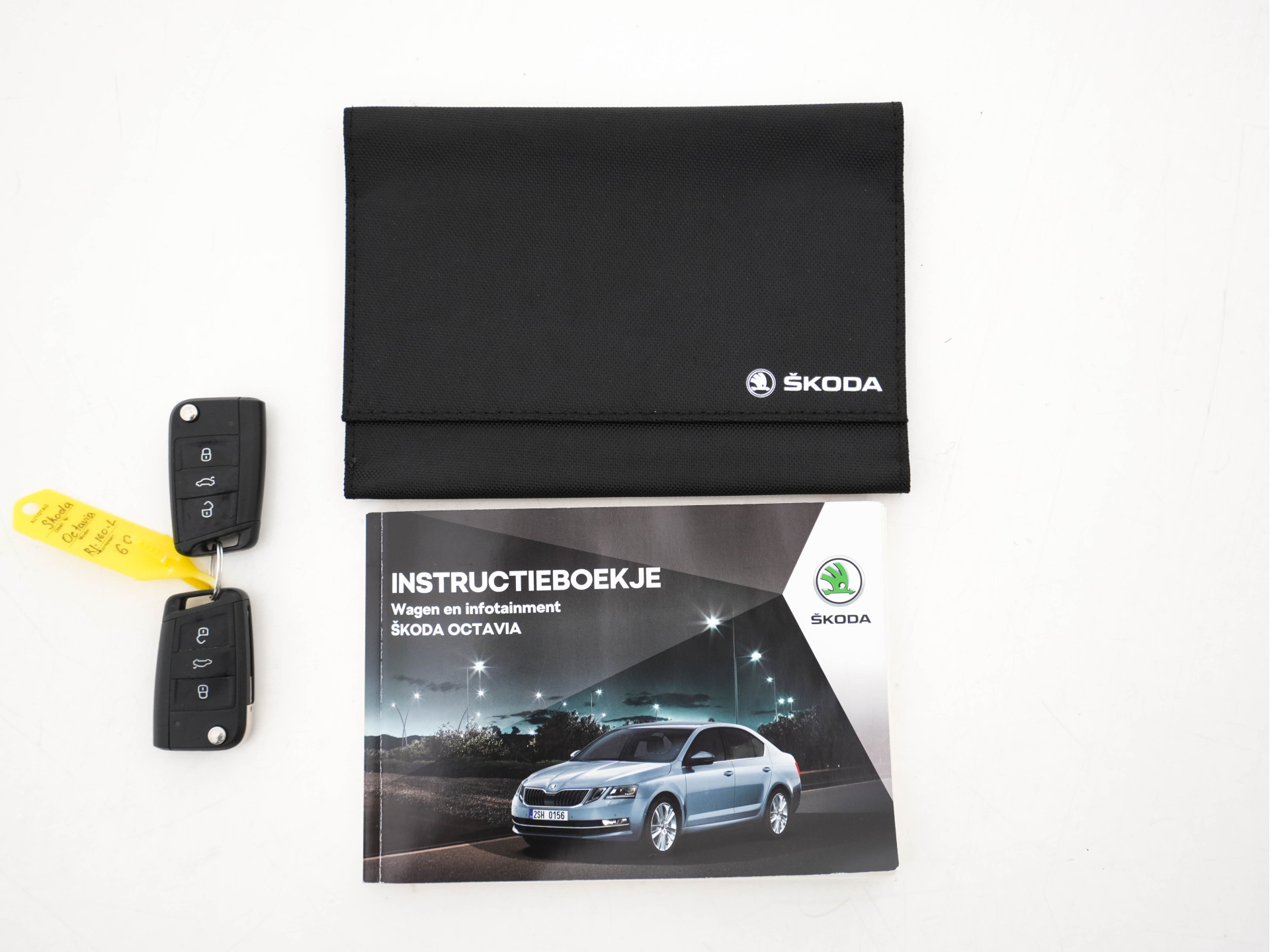 ŠKODA Octavia 1.0 TSI Greentech Style Business (INCL-BTW) Aut. *LEATHER-ALCANTARA | NAVI-FULLMAP | FULL-LED | CANTON-AUDIO | KEYLESS | DAB | HEATED-COMFORTSEATS | ECC | PARKPILOT | SHIFT-PADDLES | CRUISE | PRIVACY-GLASS | 18"ALU*