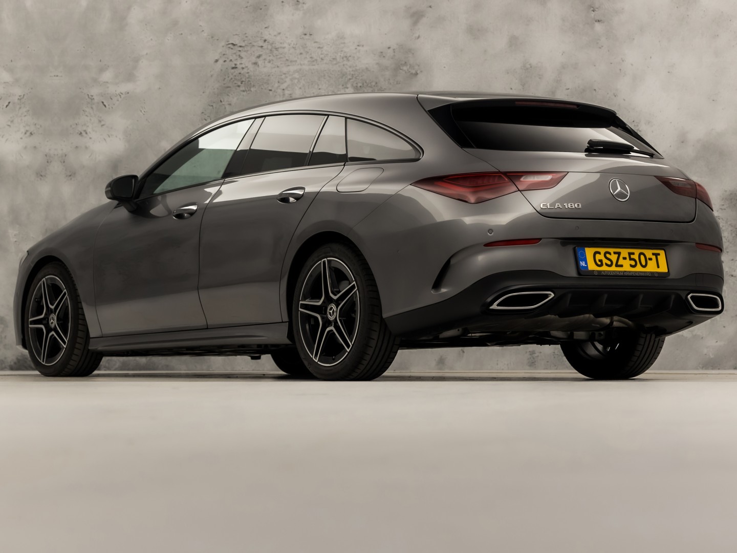 Mercedes-Benz CLA-Klasse 180 AMG Sport Automaat (GROOT NAVI, LOGISCH NAP, CAMERA, LEDER, SPORTSTOELEN, GETINT GLAS, STOELVERWARMING, ELEK ACHTERKLEP, NIEUWSTAAT)