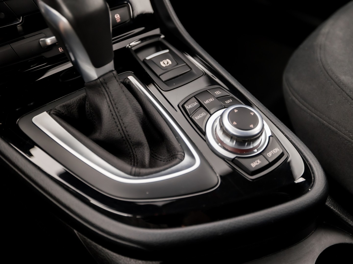 BMW 2 Serie 220i High Executive 7 Persoons 192Pk Automaat (NAVIGATIE, 4 CILINDER, 1e EIGENAAR, CLIMATE, GETINT GLAS, PARKEERSENSOREN, SPORTSTOELEN, CRUISE, NIEUWE APK, NIEUWSTAAT)