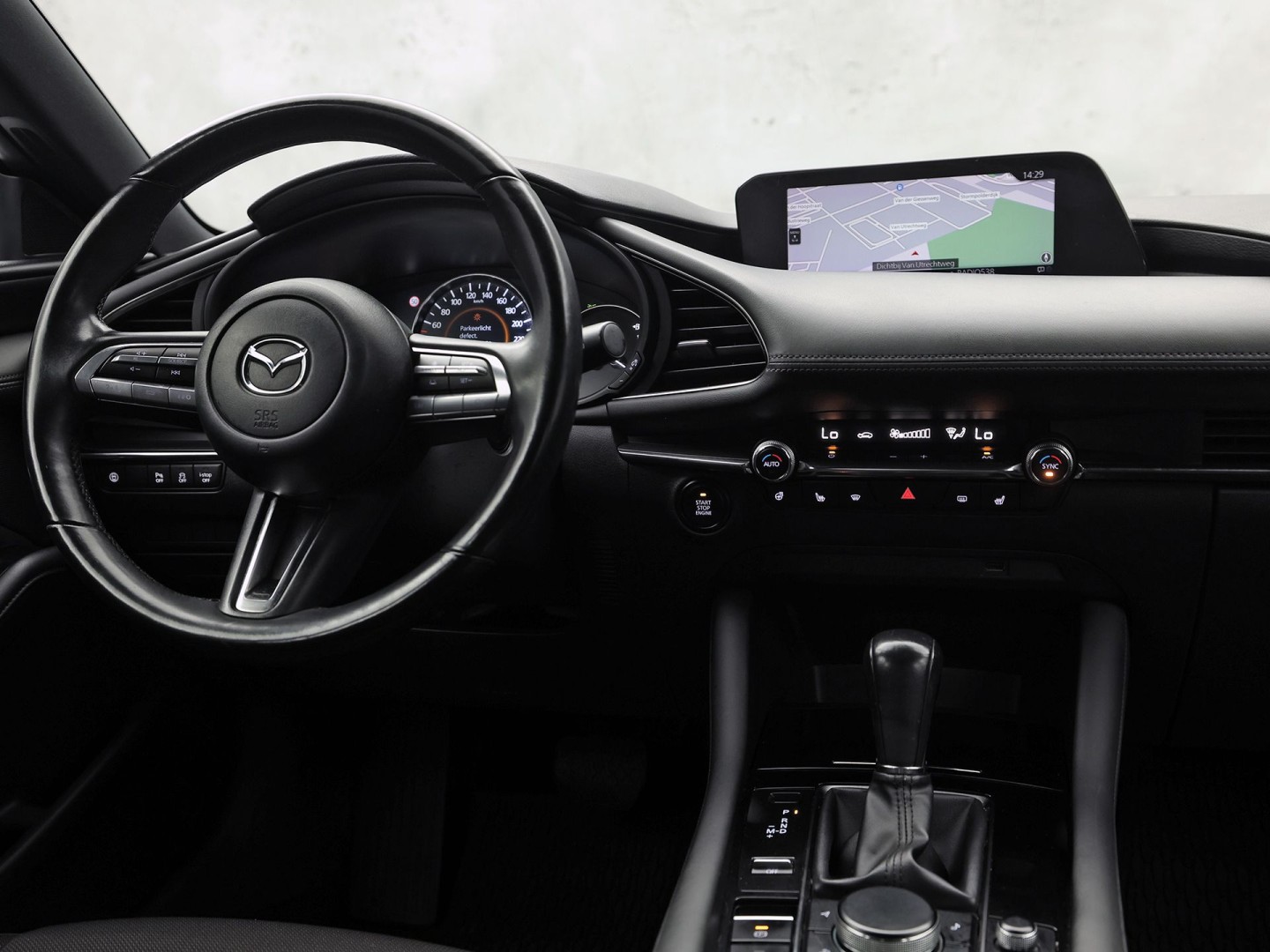 Mazda 3 2.0 e-SkyActiv-G M Hybrid 122 Automaat (GROOT NAVI, CLIMATE, STUUR/STOELVERWARMING, BOSE AUDIO, CAMERA, SPORTSTOELEN, ADAPTIVE CRUISE, HEAD-UP DISPLAY, NIEUWSTAAT)