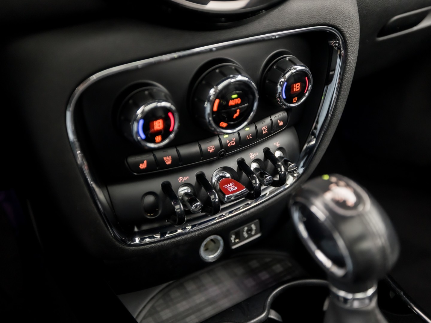 MINI Clubman 2.0 Cooper S Chilli 192Pk Automaat (PANORAMADAK, GROOT NAVI, MEMORY SEAT, LEDER, HARMAN/KARDON, CAMERA, STOELVERWARMING, LED KOPLAMPEN, NIEUWSTAAT)