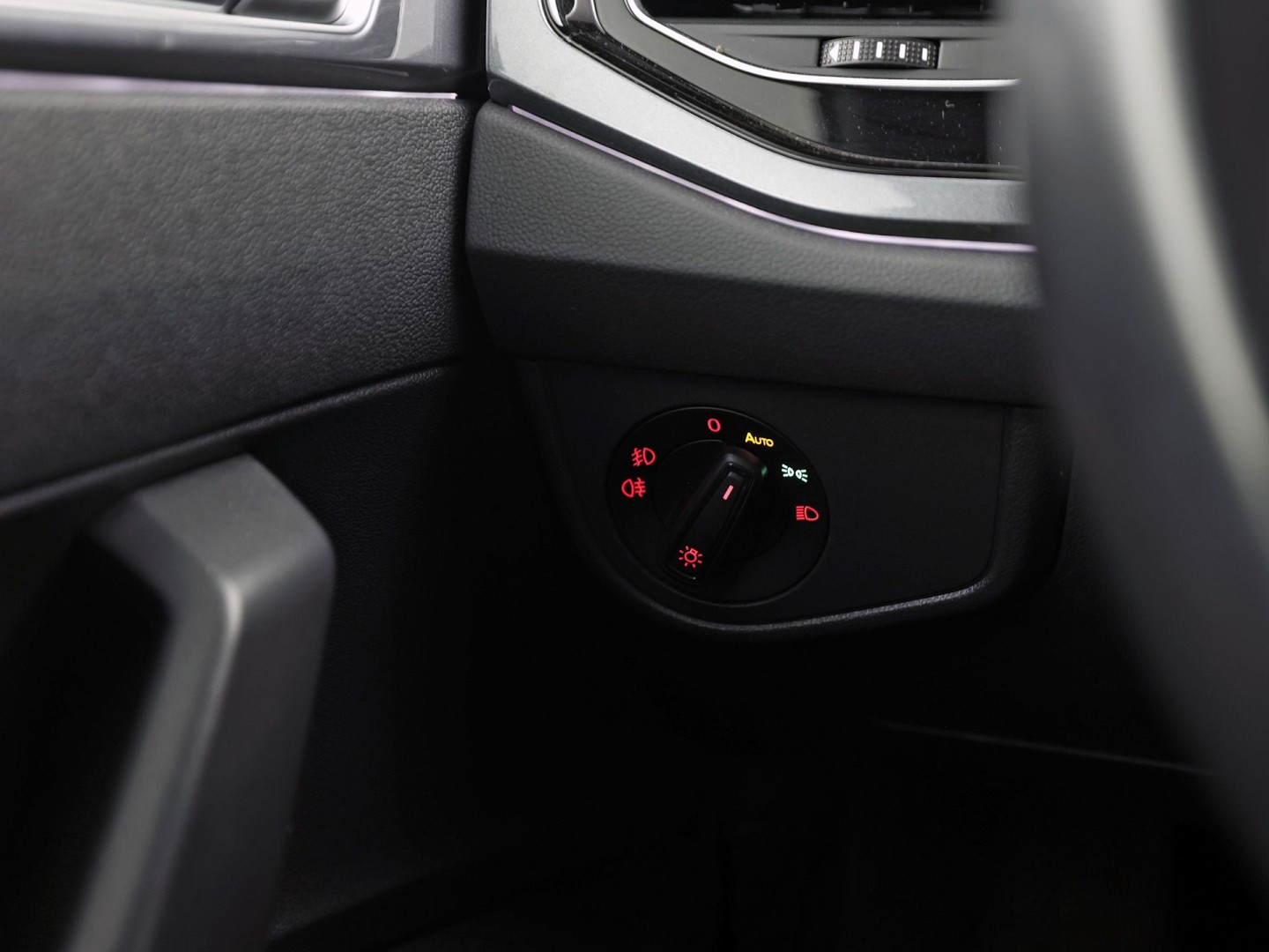 Volkswagen Polo 1.0 TSI R-Line Sport Automaat (VIRTUAL COCKPIT, ZWART HEMEL, GROOT NAVI, CLIMATE, LEDER, SPORTSTOELEN, GETINT GLAS, LM VELGEN, ADAPTIVE CRUISE, NIEUWSTAAT)