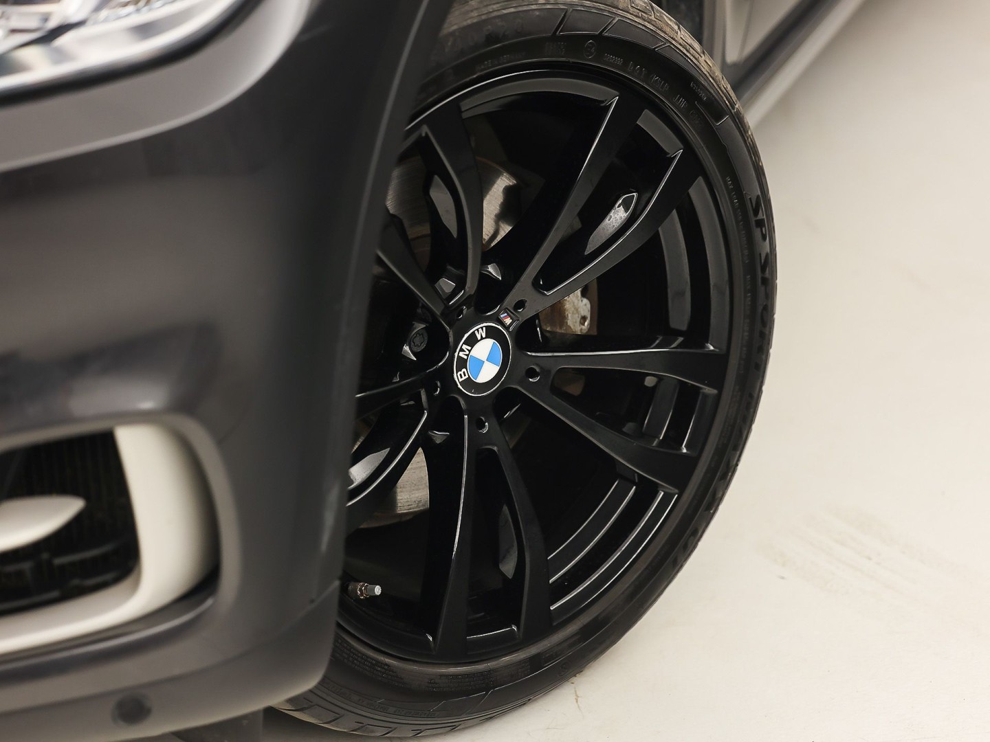 BMW X5 xDrive40e iPerformance High Executive 313Pk Automaat (GROOT NAVI, HEAD-UP DISPLAY, COMFORTSTOELEN MET GEHEUGEN, SFEERVERLICHTING, CAMERA, STOELVERWARMING, GETINT GLAS, NIEUWSTAAT)