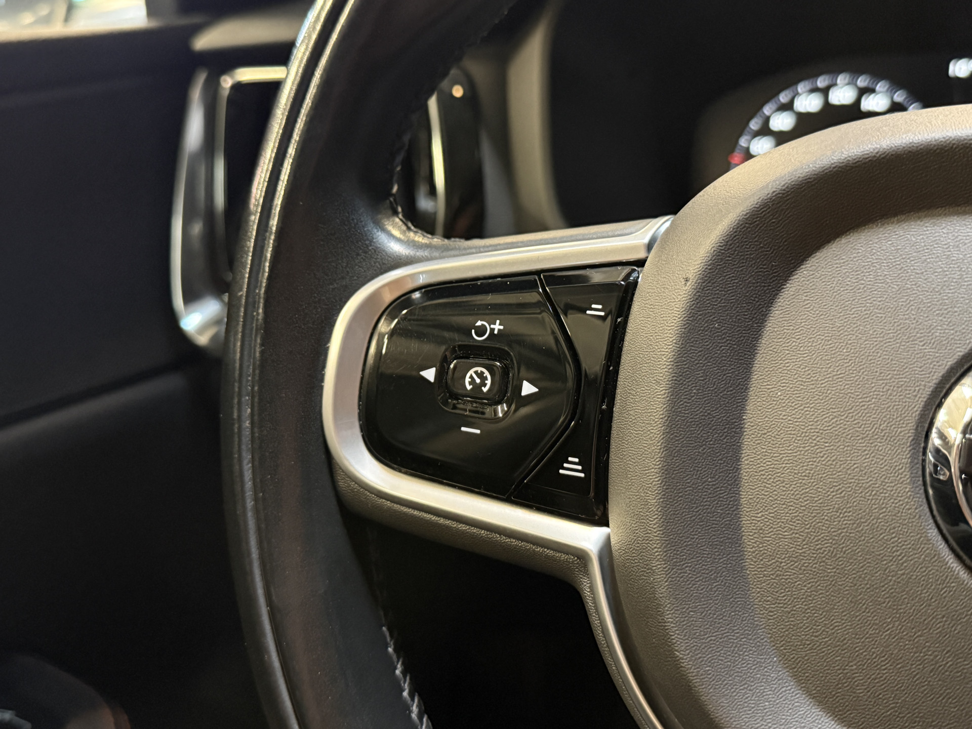 Volvo V60 2.0 B4 Business Pro | R-Design | Stoel/Stuurverwarming | Camera | Navi | Panoramadak