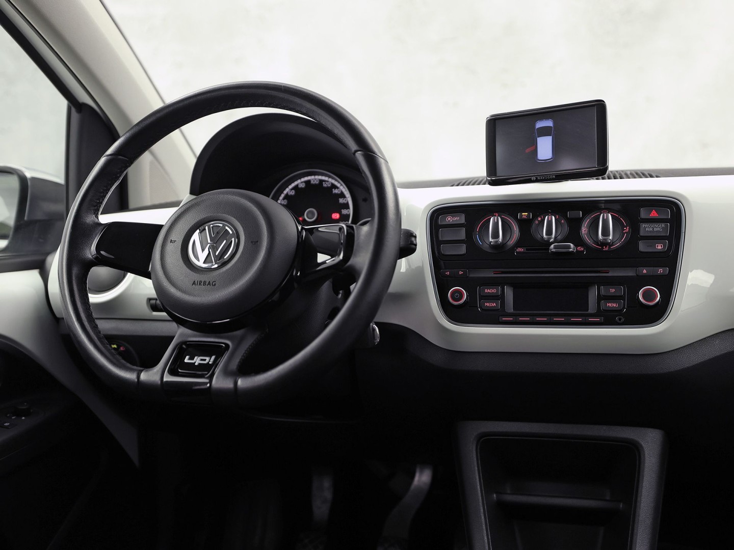 Volkswagen up! 1.0 high up! (NAVIGATIE, 5 DEURS, GETINT GLAS, LM VELGEN, SPORTSTOELEN, PARKEERSENSOREN, ELEK RAMEN, NIEUWSTAAT)