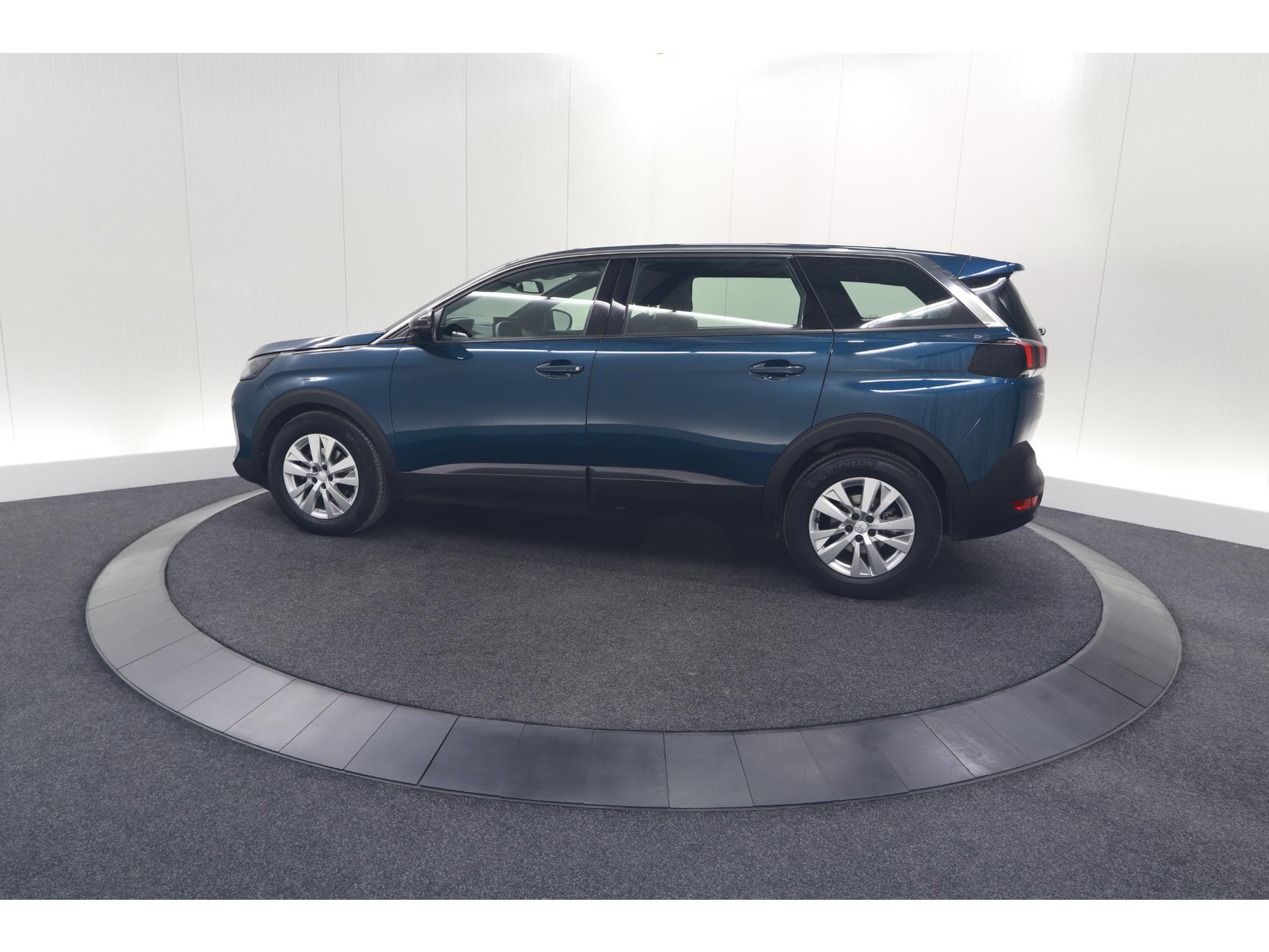Peugeot 5008 PureTech 130 EAT8 Active Pack | 7 Zitplaatsen | Camera | Navigatie | Apple Carplay | Parkeersensoren