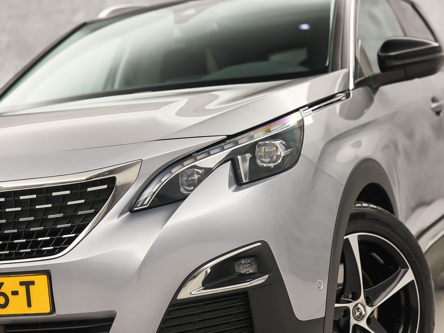Peugeot 3008 1.2 PureTech Sport Automaat (PANORAMADAK, APPLE CARPLAY, GROOT NAVI, 360 CAMERA, LEDER, STOELVERWARMING, SPORTSTOELEN, GETINT GLAS, KEYLESS, DRIVE SELECT, NIEUWSTAAT)