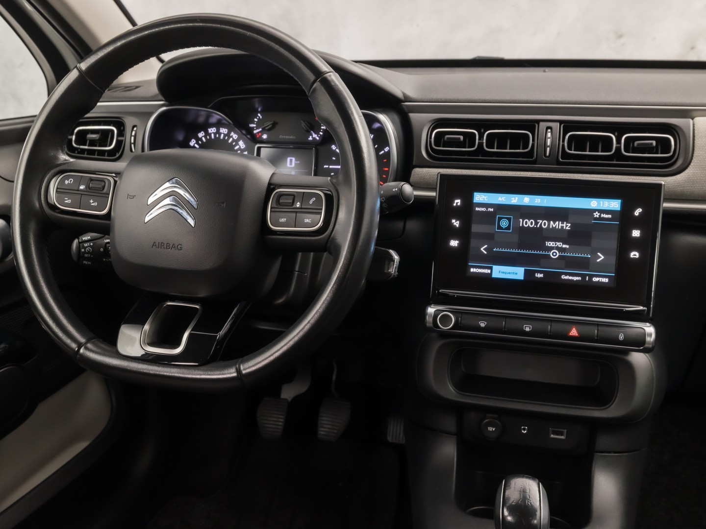 Citroën C3 1.2 PureTech S&S Shine Sport 110Pk (APPLE CARPLAY, GROOT NAVI, STOELVERWARMING, SPORTSTOELEN, CRUISE, LANE ASSIST, NIEUWSTAAT)