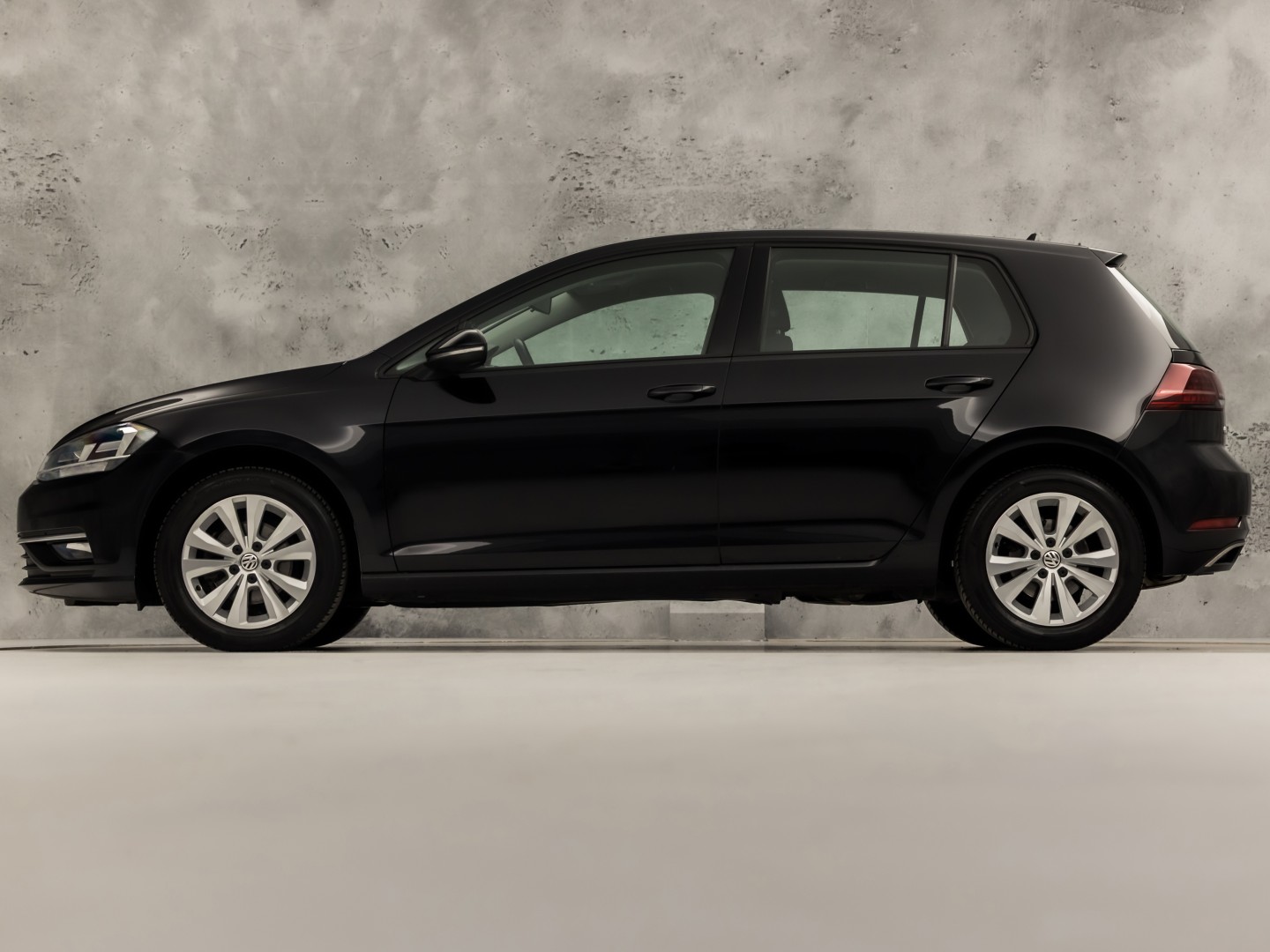 Volkswagen Golf 1.0 TSI Sportline (APPLE CARPLAY, GROOT NAVI, ALCANTARA, DYNAMISCHE KNIPPERLICHTEN, SPORTSTOELEN, STOELVERWARMING, ADAPTIVE CRUISE, PARKEERSENSOREN, NIEUWSTAAT)