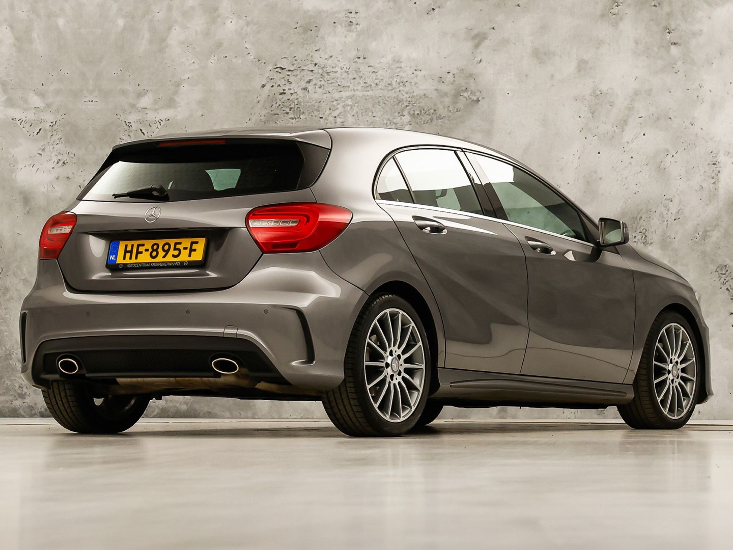 Mercedes-Benz A-Klasse 180 AMG Sport (NAVIGATIE, LEDER/ALCANTARA, DIAMOND GRILL, SPORTSTOELEN, XENON, CRUISE, NIEUWE APK, NIEUWSSTAAT)