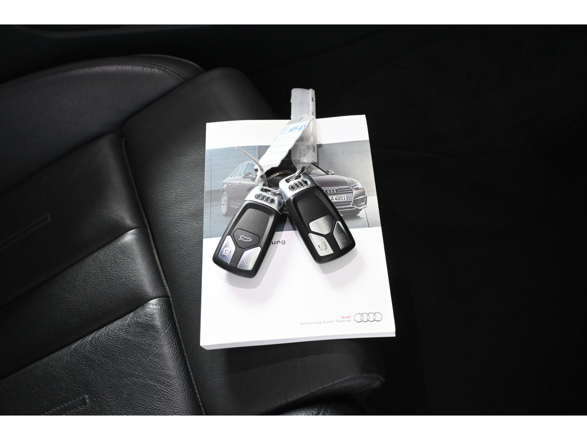 Audi A4 Avant 2.0 TFSI quattro S-Line Automaat Navigatie Panoramadak Adaptief Matrix LED Goed Onderhouden! Inruil Mogelijk!