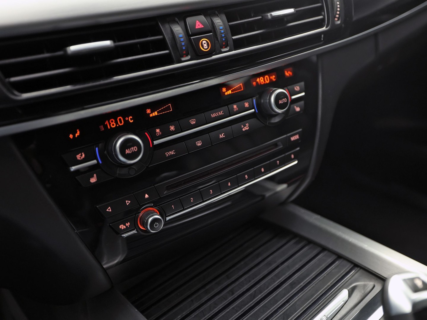 BMW X5 xDrive40e iPerformance High Executive 313Pk Automaat (GROOT NAVI, HEAD-UP DISPLAY, COMFORTSTOELEN MET GEHEUGEN, SFEERVERLICHTING, CAMERA, STOELVERWARMING, GETINT GLAS, NIEUWSTAAT)