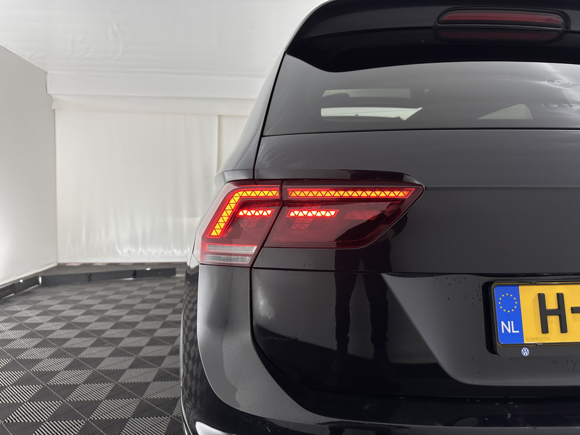 Volkswagen Tiguan Allspace 1.5 TSI R-Line Highline Business [ 7-Pers. ] Aut. *PANO | ARTVELOURS | FULL-LED | DIGI-COCKPIT | KEYLESS | ADAPTIVE-CRUISE | CAMERA | SHIFTPADDLES | CARPLAY | DAB+ | HEATED-COMFORTSEATS | NAVI-FULLMAP | PRIVACYGLASS | 19''ALU*