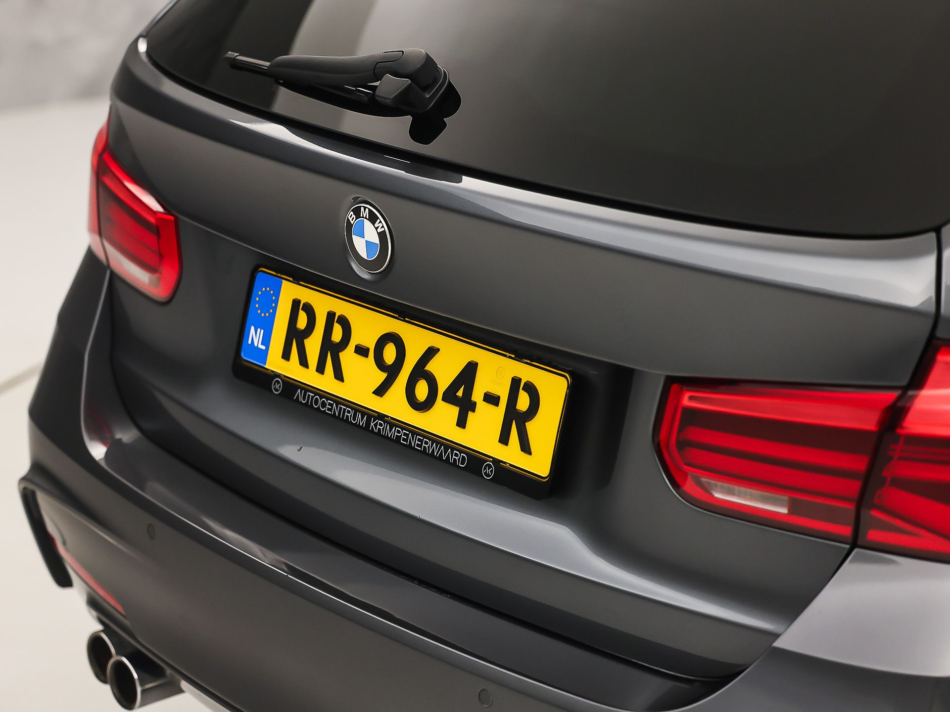 BMW 3 Serie 320i M Sport High Executive 184Pk Automaat (GROOT NAVI, DEALER ONDERHOUDEN, CLIMATE, LEDER, STOELVERWARMING, SPORTSTOELEN, PARKEERSENSOREN, GETINT GLAS, NIEUWSTAAT)