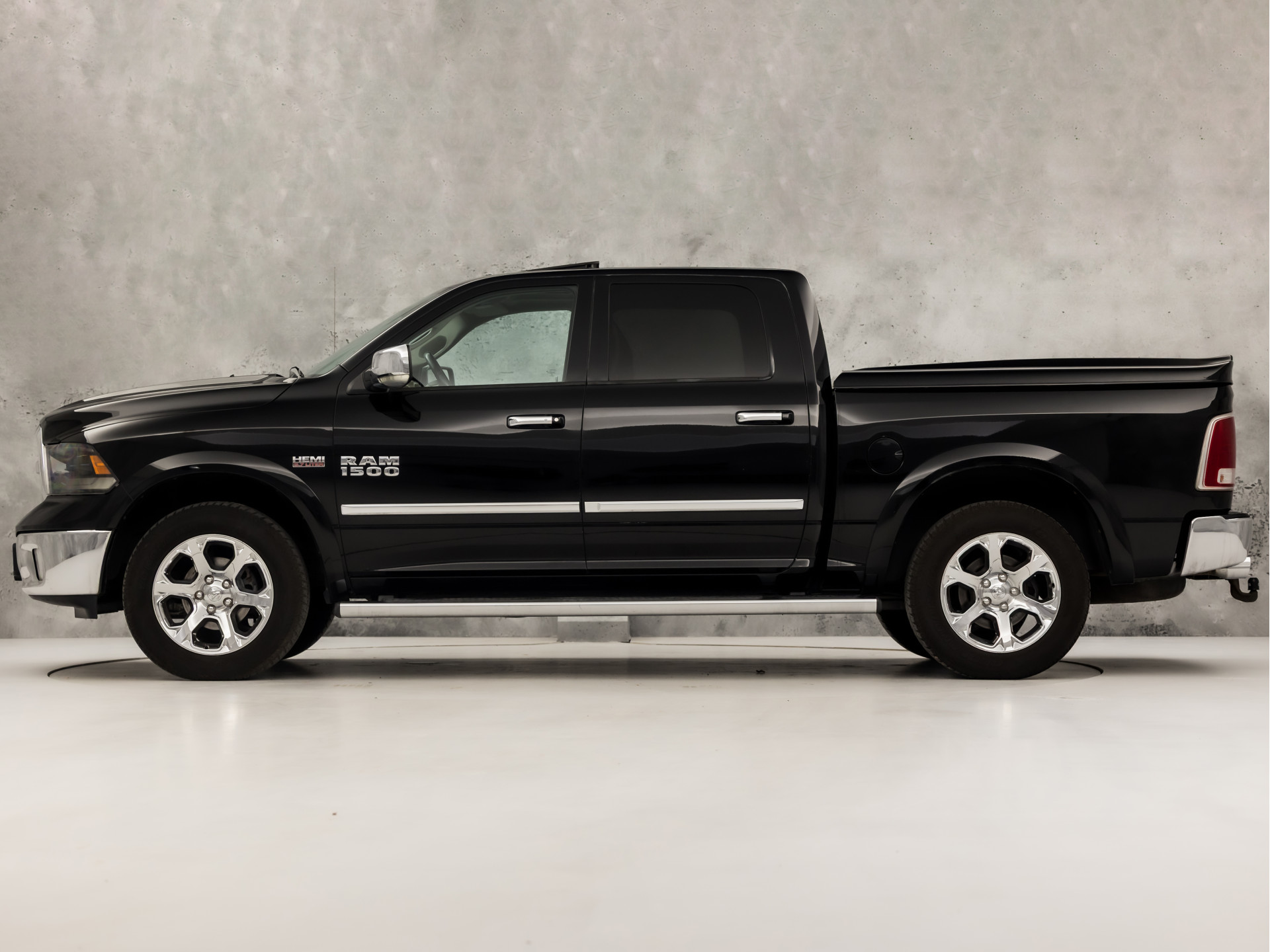 Dodge Ram 5.7 V8 4x4 Quad Cab 6'4 402Pk Automaat (MARGE, SCHUIFDAK, LUCHTVERING, STOELKOELING/VERWARMING, NAVIGATIE, CAMERA, LEDER, MEMORY SEATS, TREEPLANKEN, TREKHAAK, KEYLESS, GETINT GLAS, NIEUWE APK, NIEUWSTAAT)