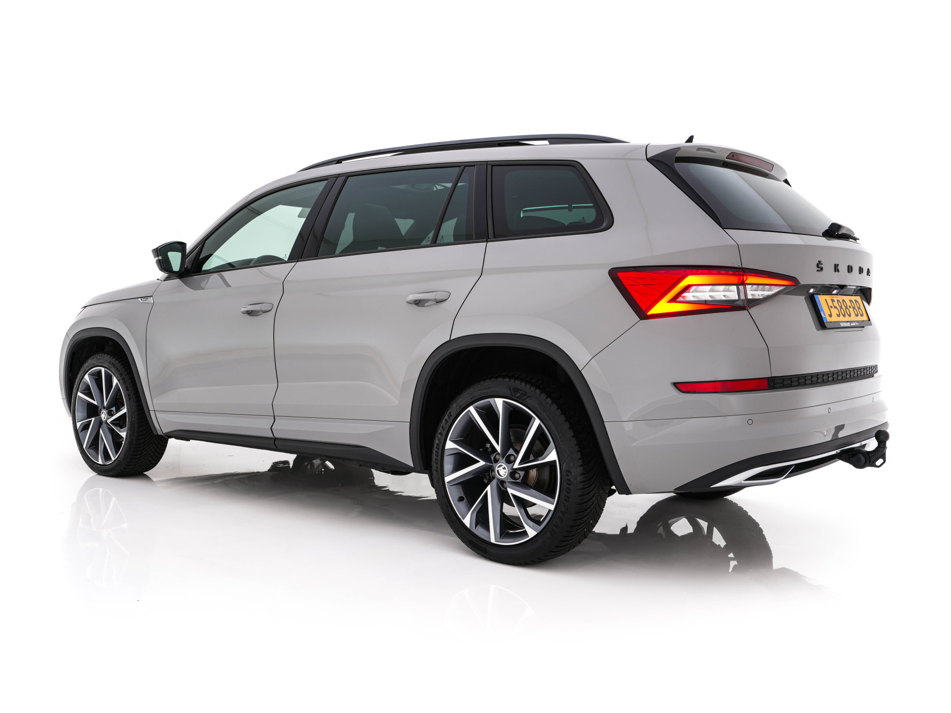 ŠKODA Kodiaq 1.5 TSI Sportline Business (INCL-BTW) Aut. *PANO | LEATHER-MICROFIBRE | FULL-LED | MEMORY-PACK | DIGI-COCKPIT | NAVI-FULLMAP | CAMERA | DAB+ | AMBIENT-LIGHT | KEYLESS | DAB+ | CARPLAY | PRIVACY-GLASS | 20"ALU*