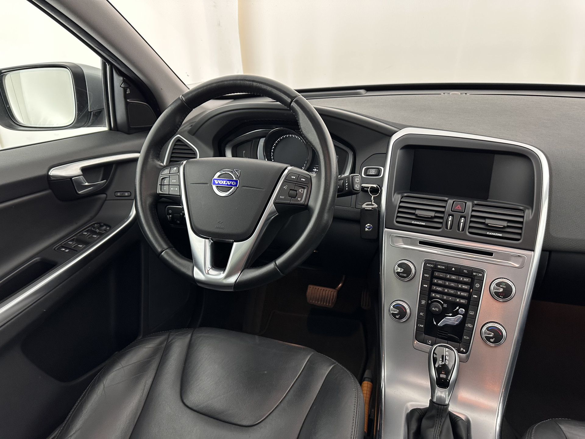 Volvo XC60 2.0 D4 FWD Polar+ Aut. *PANO | LEATHER | XENON | ADAPTIVE-CRUISE | MEMORY-PACK | BLINDSPOT | HEATED-COMFORTSEATS | NAVI-FULLMAP | CAMERA | PRIVACYGLASS | ECC | TOWBAR | PDC | LANE-ASSIST | 17''ALU*