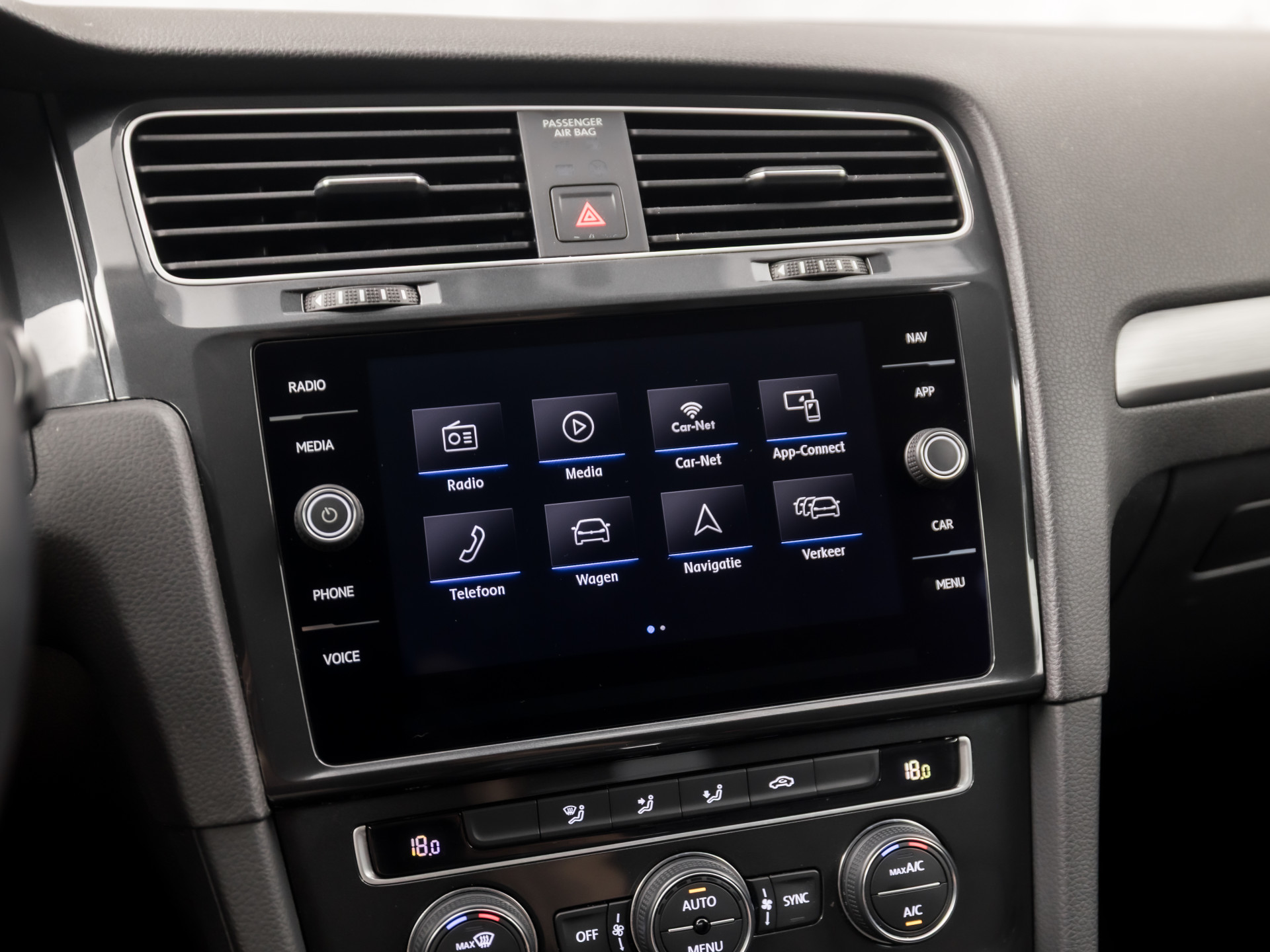 Volkswagen Golf Variant 1.0 TSI Sportline 116Pk Automaat (GROOT NAVI, APPLE CARPLAY, CLIMATE, ADAPTIVE CRUISE, PARKEERSENSOREN, LM VELGEN, NIEUWE APK, NIEUWSTAAT)