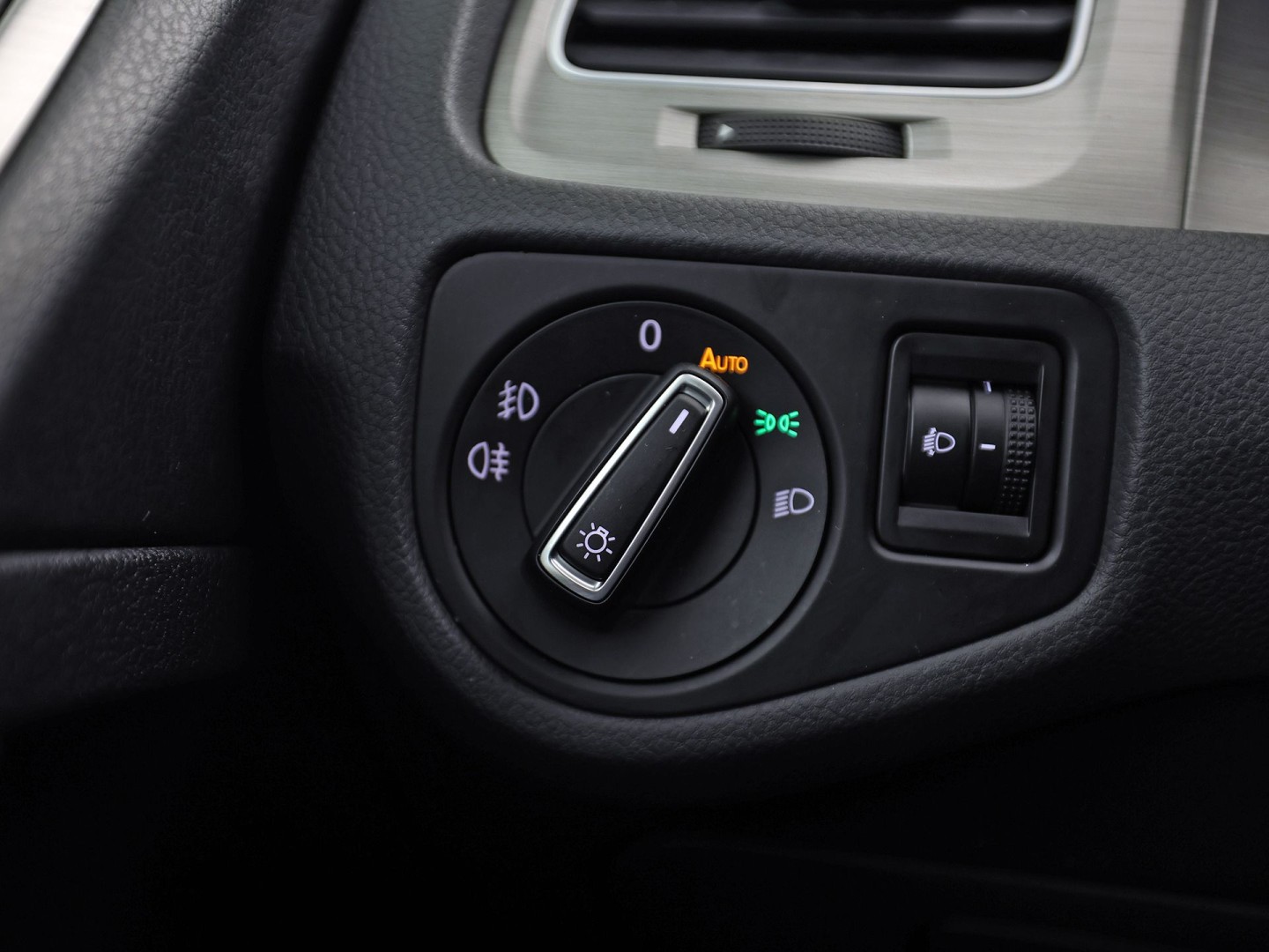 Volkswagen Golf 1.0 TSI Sportline Automaat (APPLE CARPLAY, NAVIGATIE, CAMERA, CLIMATE, SPORTSTOELEN, GETINT GLAS, LM VELGEN, CRUISE, NIEUWSTAAT)
