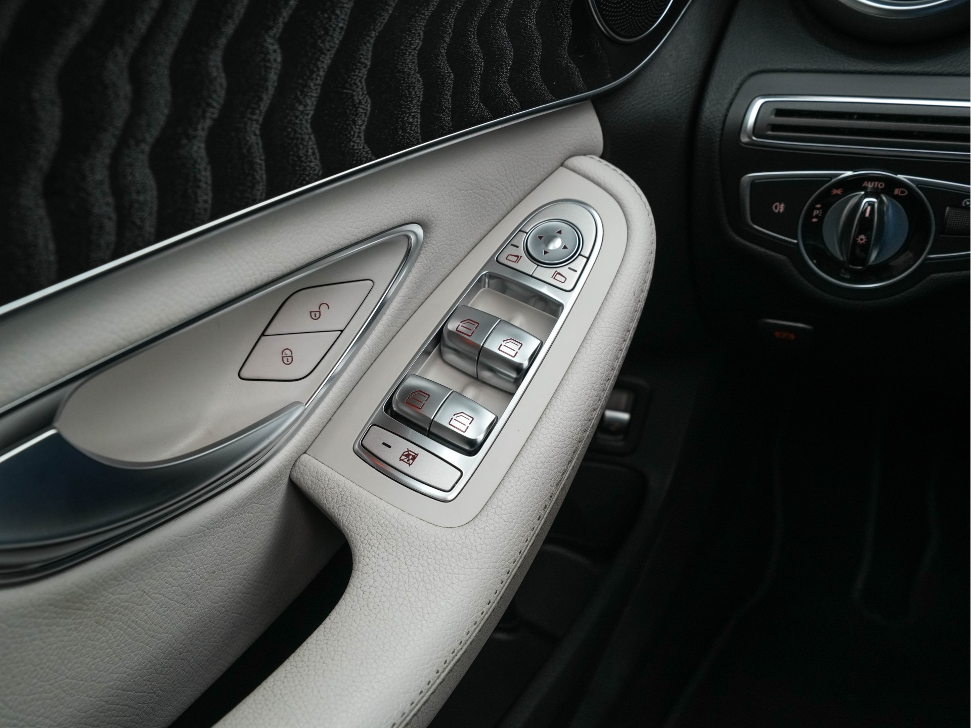 Mercedes-Benz C-klasse Estate 300 CDI HYBRID Avantgarde Lease Edition Aut. *PANO | LEATHER-MICROFIBRE | FULL-LED | NAVI-FULLMAP | SPORT-SEATS | ECC | SHIFT-PADDLES | PDC | CRUISE | TOWBAR | 17''ALU*