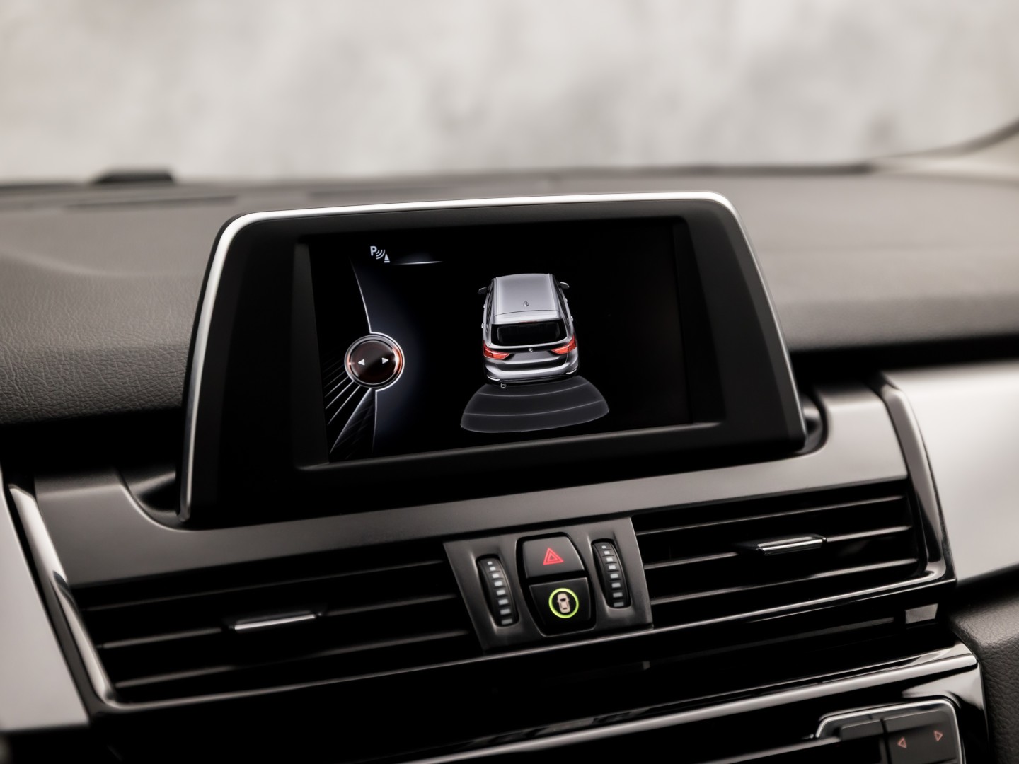 BMW 2 Serie 220i High Executive 7 Persoons 192Pk Automaat (NAVIGATIE, 4 CILINDER, 1e EIGENAAR, CLIMATE, GETINT GLAS, PARKEERSENSOREN, SPORTSTOELEN, CRUISE, NIEUWE APK, NIEUWSTAAT)