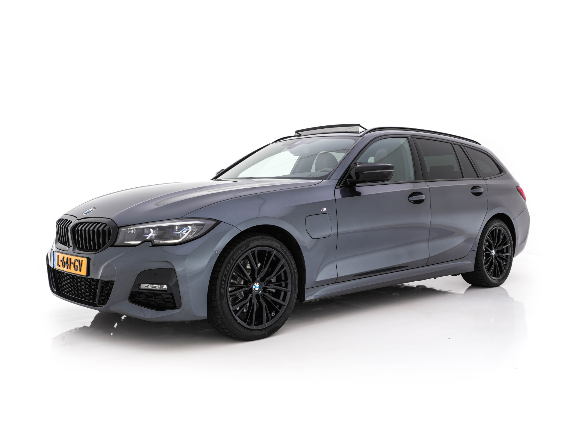 BMW 3-serie Touring 320e M-Sportpack Business Edition Plus (Plug-In) (INCL-BTW) *PANO | LASER-LED | LEATHER | HEATED-SPORTSEATS | HARMAN/KARDON | VIRTUAL-COCKPIT | AMBIENT-LIGHT | NAVI-FULLMAP | DAB+ | 18''ALU*