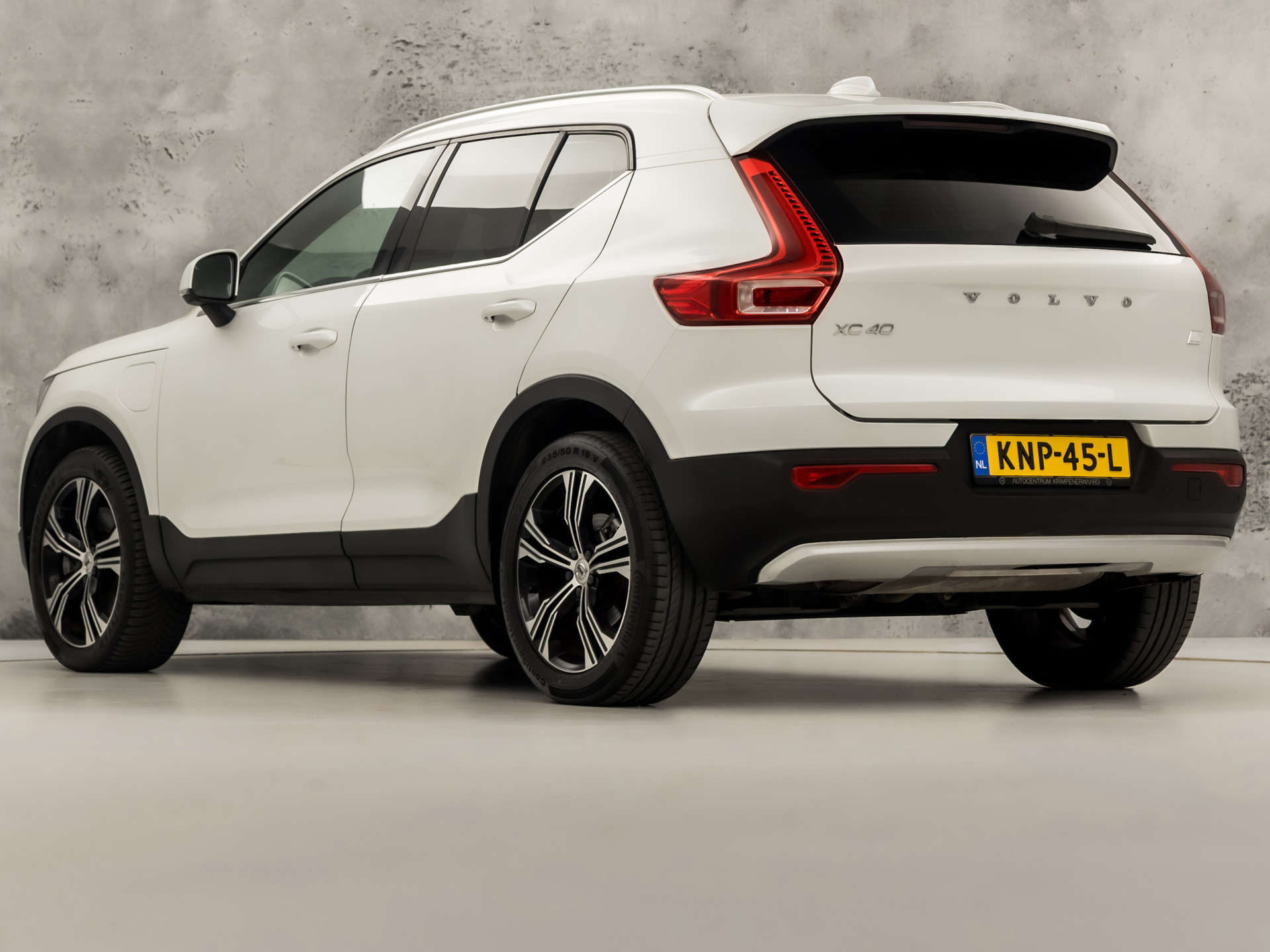 Volvo XC40 1.5 T5 Recharge Inscription Sport 262Pk Automaat (PANORAMADAK, APPLE CARPLAY, MEMORY SEAT, ZWART HEMEL, CAMERA, LEDER, SPORTSTOELEN, ELEK ACHTERKLEP, NIEUWSTAAT)