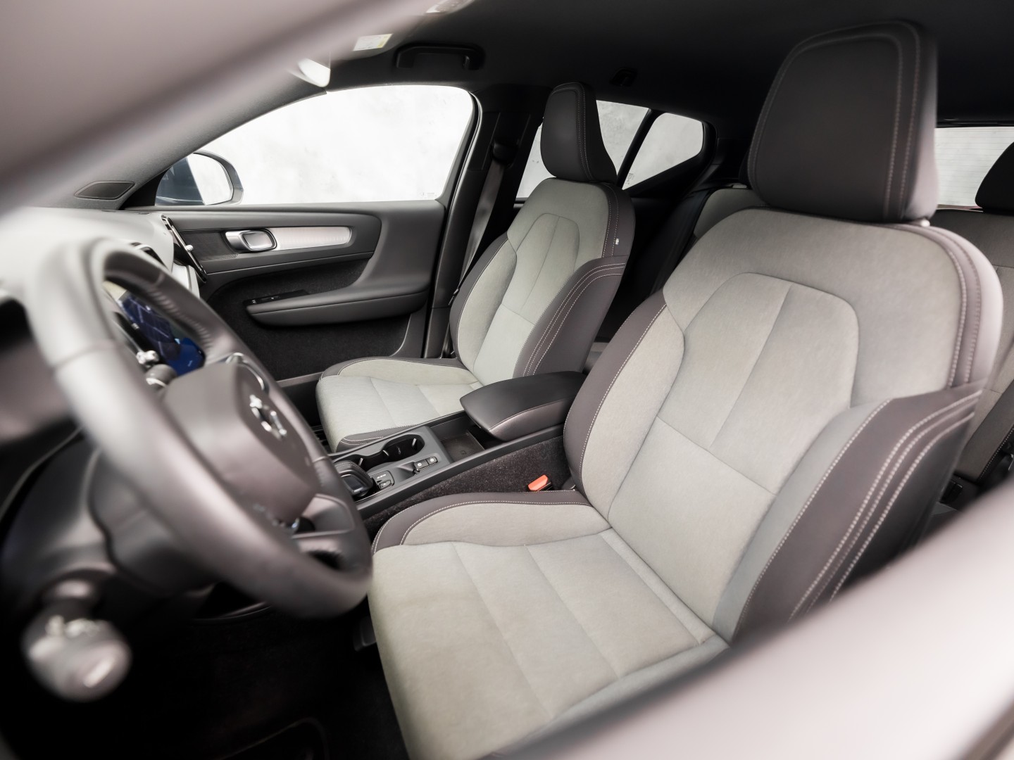Volvo XC40 1.5 T5 Recharge Sport 262Pk Automaat (BLACK PACK, APPLE CARPLAY, GROOT NAVI, ZWART HEMEL, STUUR/STOELVERWARMING, SPORTSTOELEN, GETINT GLAS, LANE ASSIST, NIEUWE APK, NIEUWSTAAT)