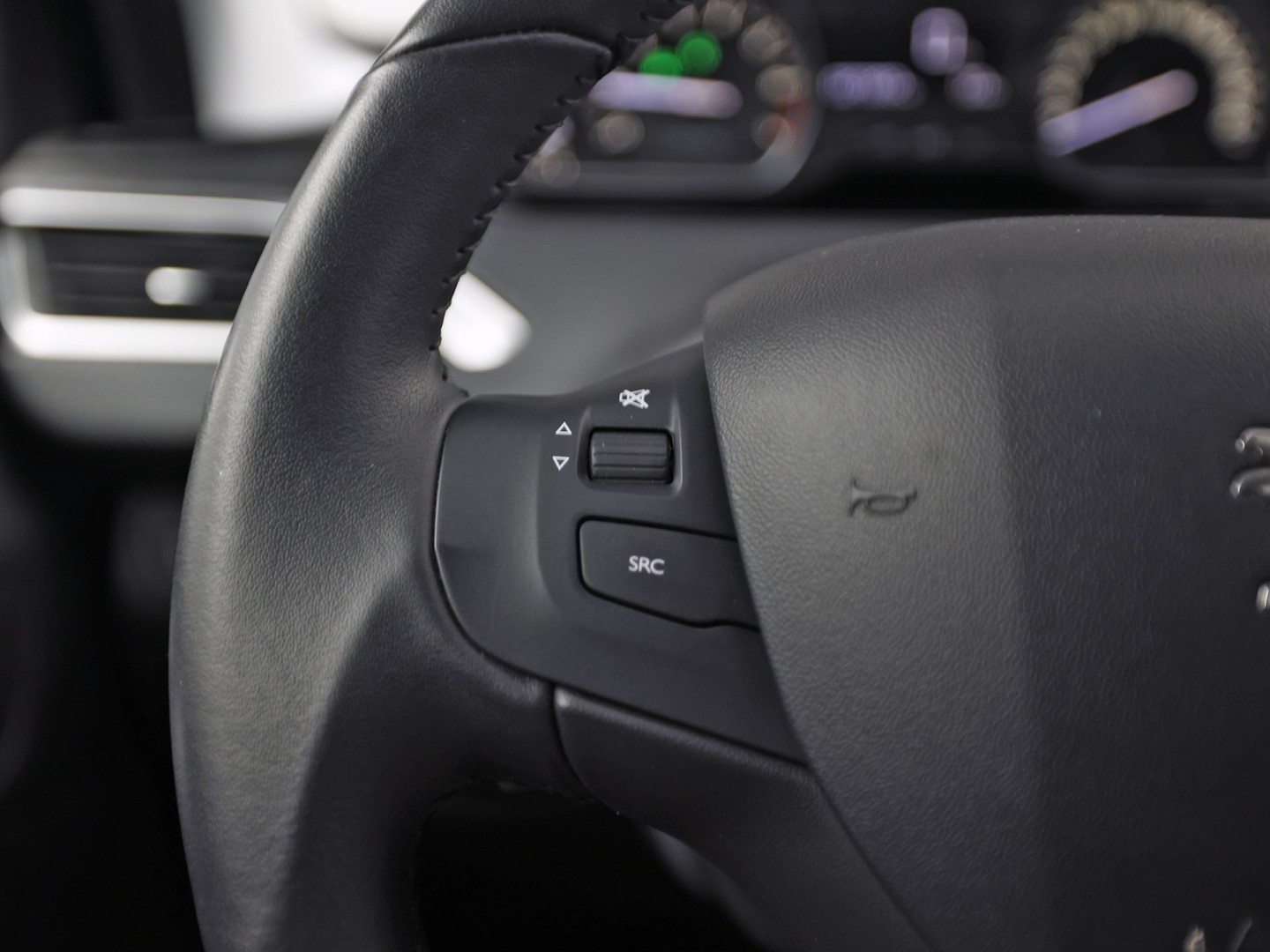 Peugeot 208 1.2 PureTech Signature (APPLE CARPLAY, LOGISCH NAP, NAVIGATIE, GETINT GLAS, SPORTSTOELEN, PARKEERSENSOREN, LM VELGEN, CRUISE, NIEUWSTAAT)