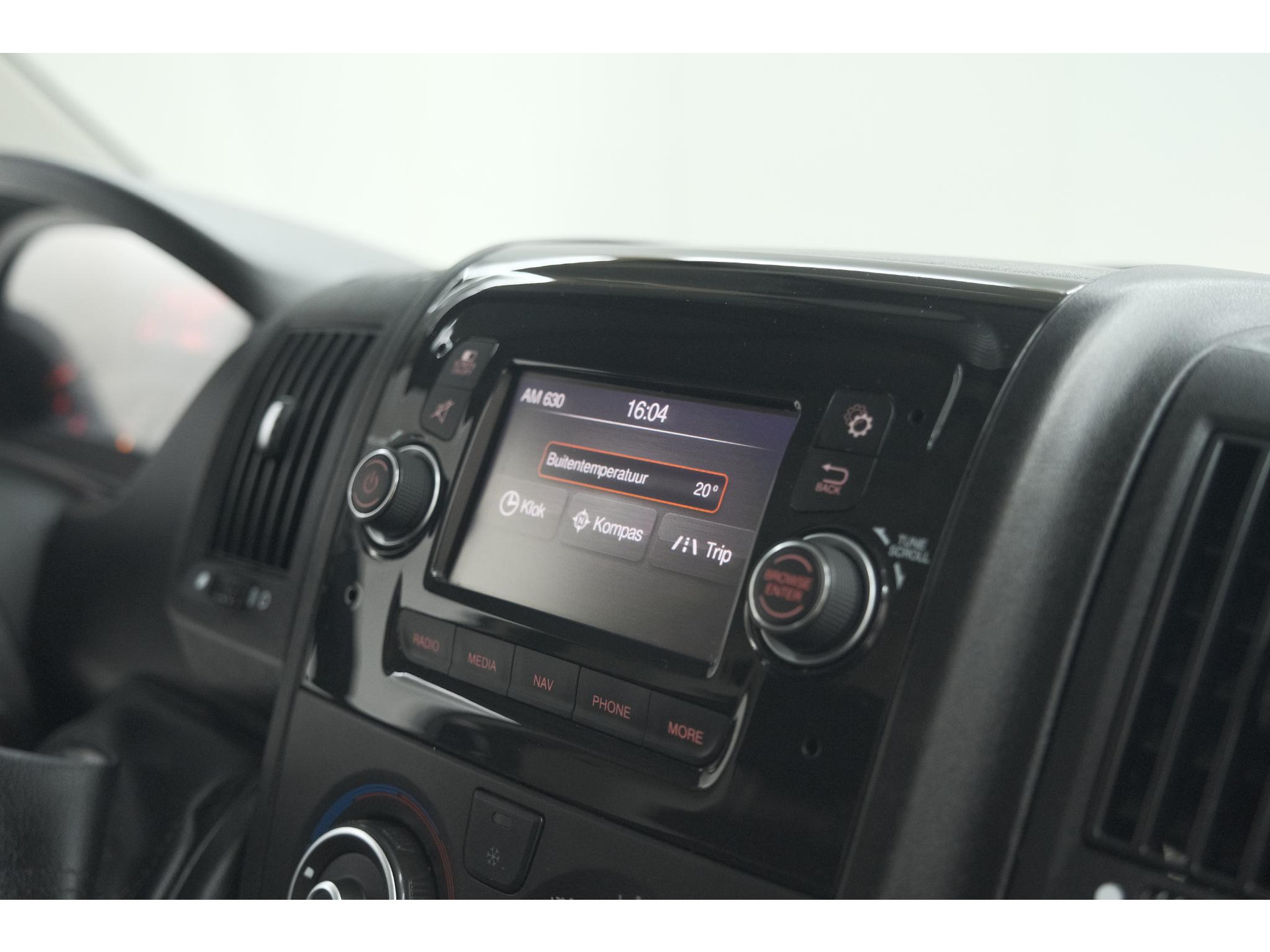 Peugeot Boxer 330 2.2 BlueHDi 140 L2H2 Premium | Navigatie | Houtenvloer In Laadruimte | Airco