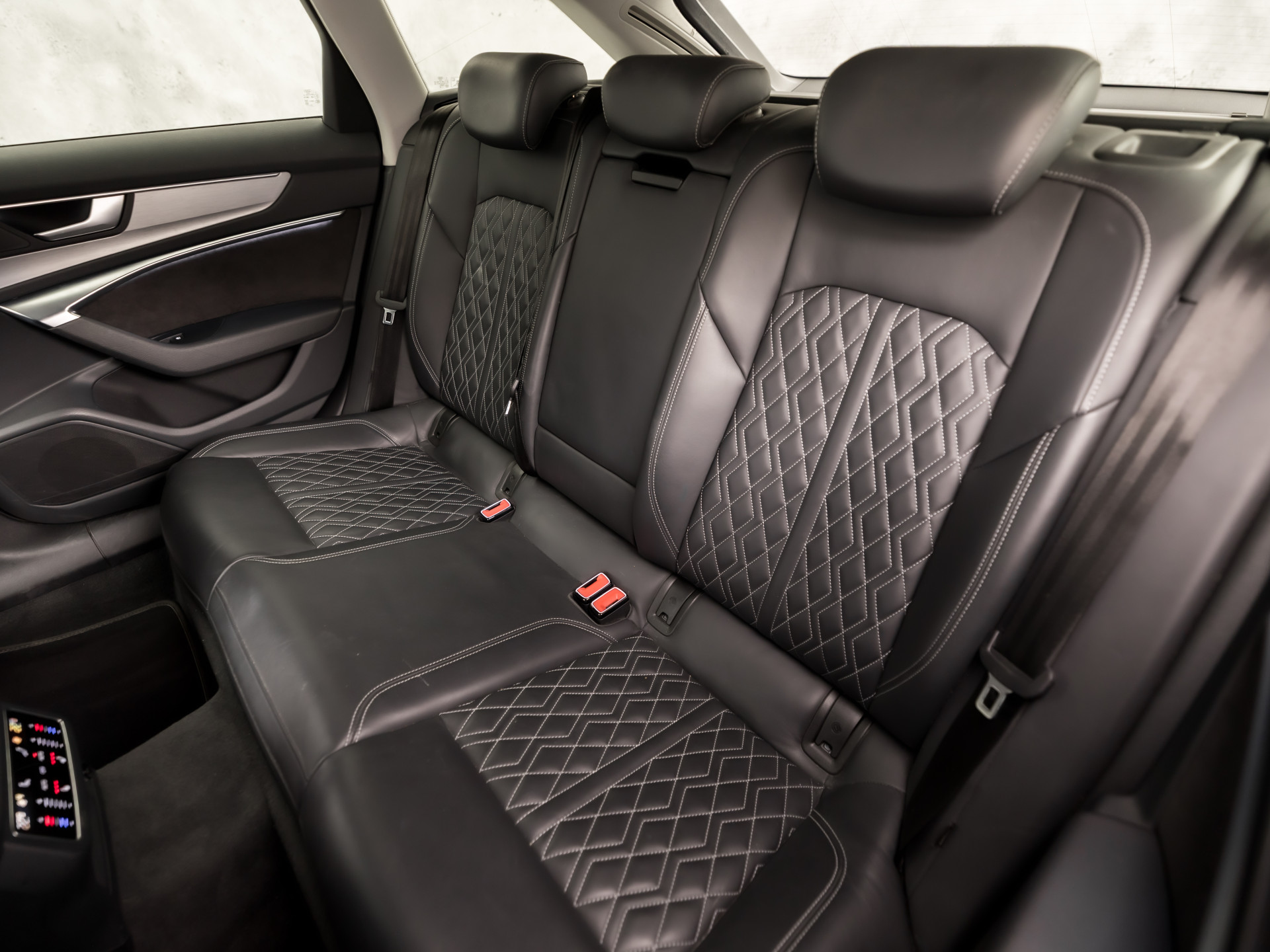 Audi A6 Avant 55 TFSI e quattro S-Line Competition 368Pk Automaat (2X S-LINE, APPLE CARPLAY, SPORTZETELS, NAPPA LEDER, MEMORY SEATS, CAMERA, ADAPTIVE CRUISE, ELEK ACHTERKLEP, STOELVERWARMING ACHTER, NIEUWSTAAT)