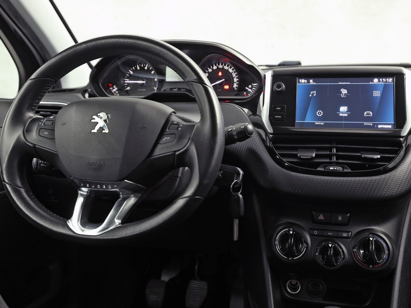 Peugeot 2008 1.2 PureTech Sport (SCHERM, CRUISE, SPORTSTOELEN, NIEUWE APK, NIEUWSTAAT)