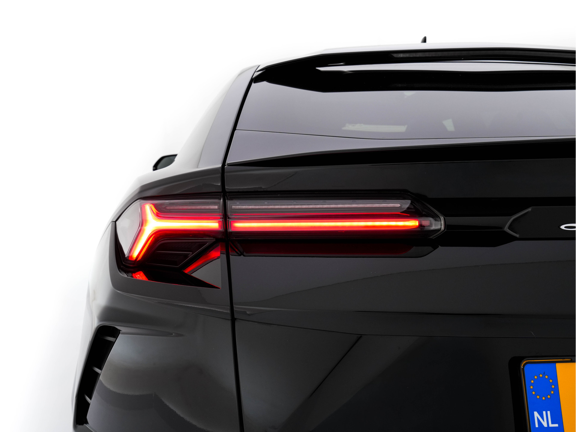 Lamborghini Urus 4.0 V8 Pearl Capsule (INCL-BTW) *CERAMIC-BRAKES | PANO | HEAD-UP | SOFT-CLOSE | LEATHER-ALCANTARA | FULL-LED | NIGHT-VISION | BANG&OLUFSEN | MEMORY-PACK | HEATED-SPORTSEATS | TOP-VIEW | ADAPTIVE-CRUISE | ...