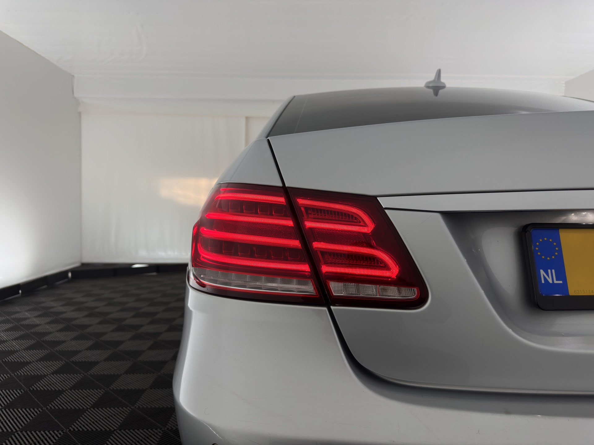 Mercedes-Benz E-klasse 200 CDI Ambition Avantgarde Aut. *LEATHER | FULL-LED | HEATED-COMFORTSEATS | CAMERA | ECC | CARPLAY | PDC | CRUISE | PRIVACY-GLASS | 18''ALU*