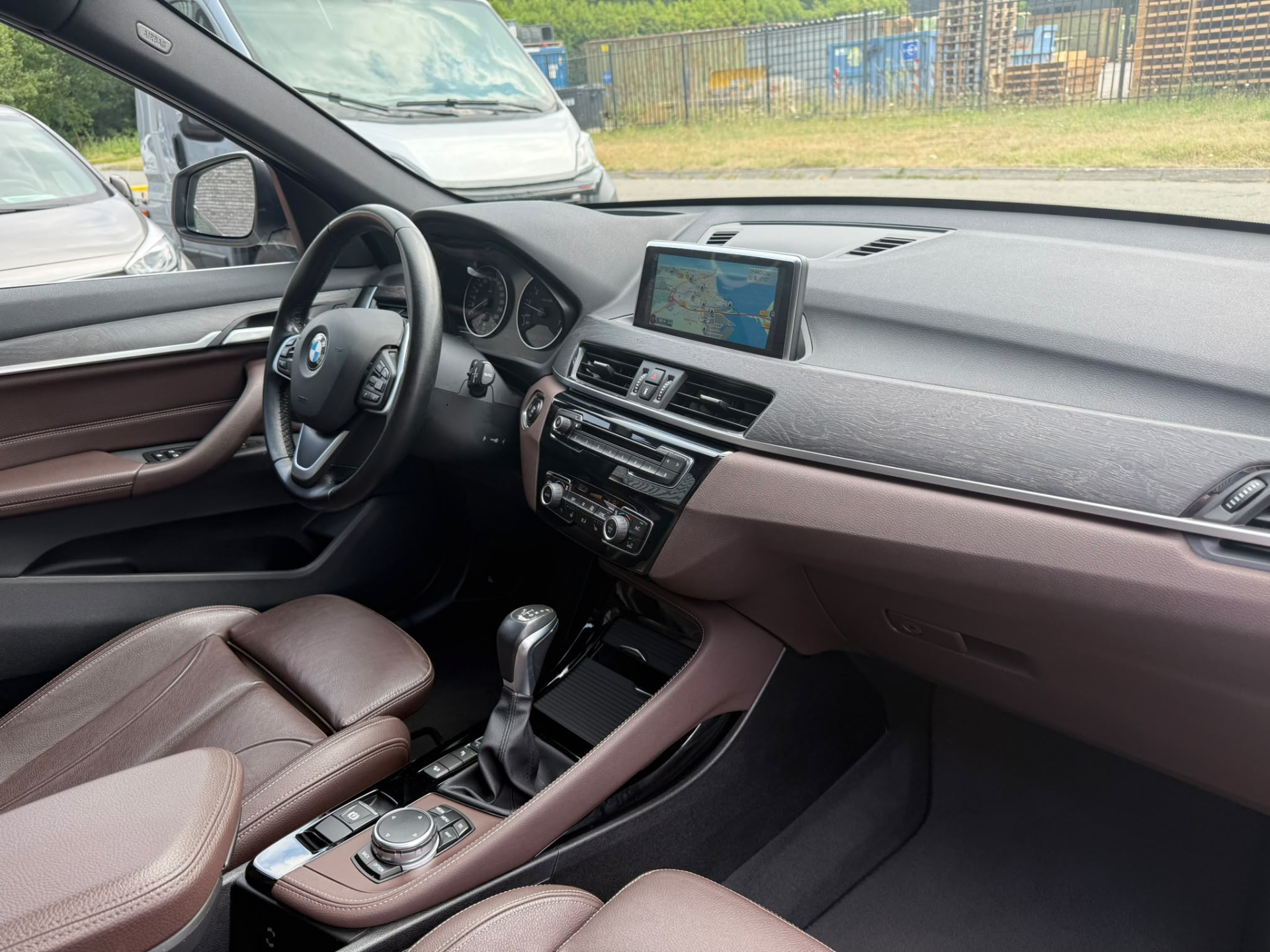 BMW X1 xDrive20i xLine | 3E EIGENAAR | 3/6/12MND GARANTIE| PANO DAK | HEAD UP | LEDER | NAVI |