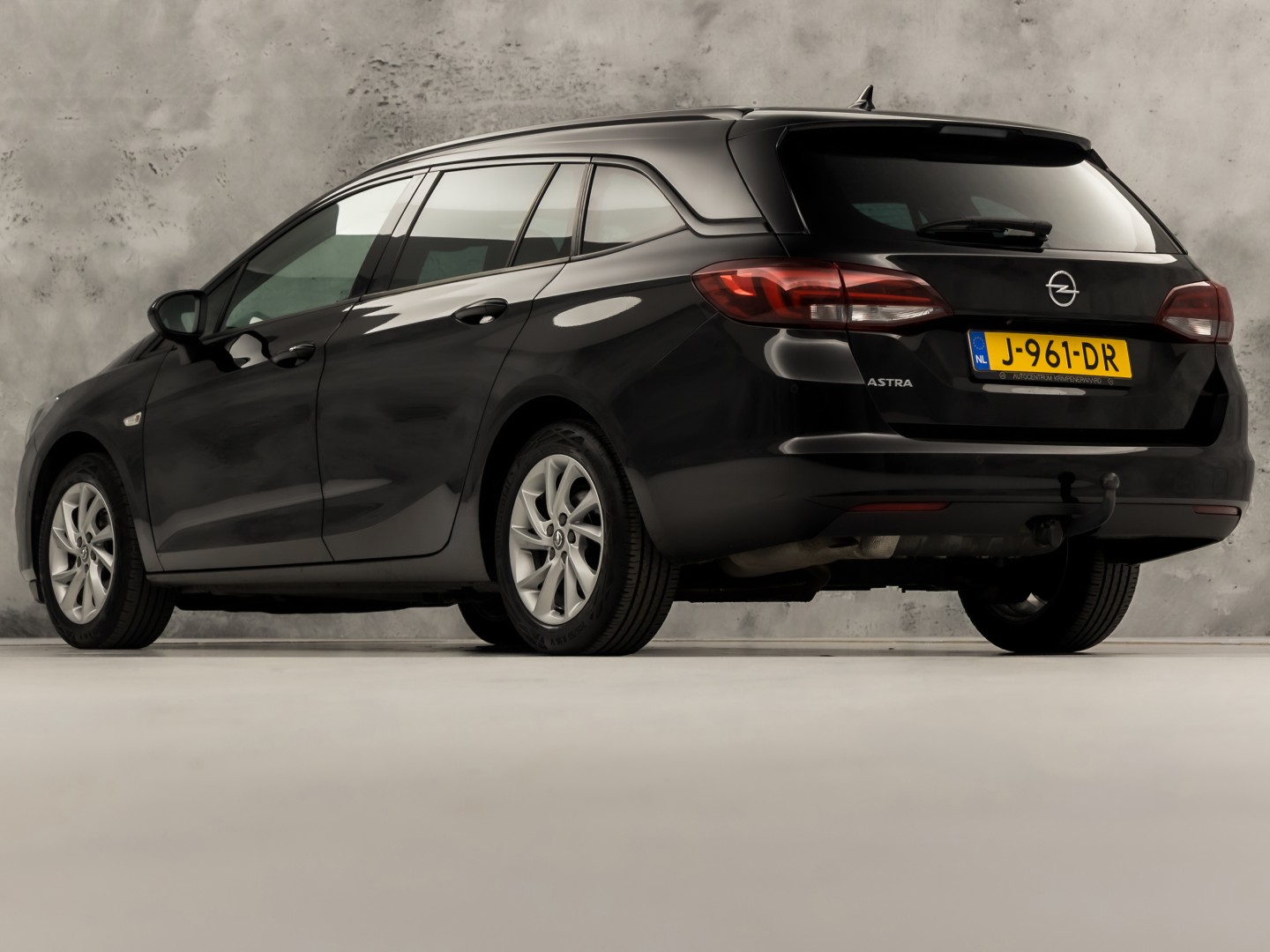 Opel Astra Sports Tourer 1.2 Innovation Sport (APPLE CARPLAY, DIGITALE COCKPIT, GROOT NAVI, CLIMATE, CAMERA, TREKHAAK, SPORTSTOELEN, GETINT GLAS, KEYLESS, ADAPTIVE CRUISE, NIEUWSTAAT)