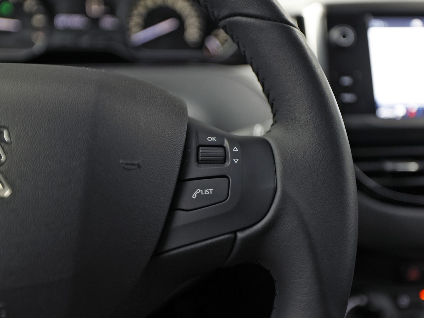 Peugeot 208 1.2 PureTech Signature (APPLE CARPLAY, LOGISCH NAP, NAVIGATIE, GETINT GLAS, SPORTSTOELEN, PARKEERSENSOREN, LM VELGEN, CRUISE, NIEUWSTAAT)