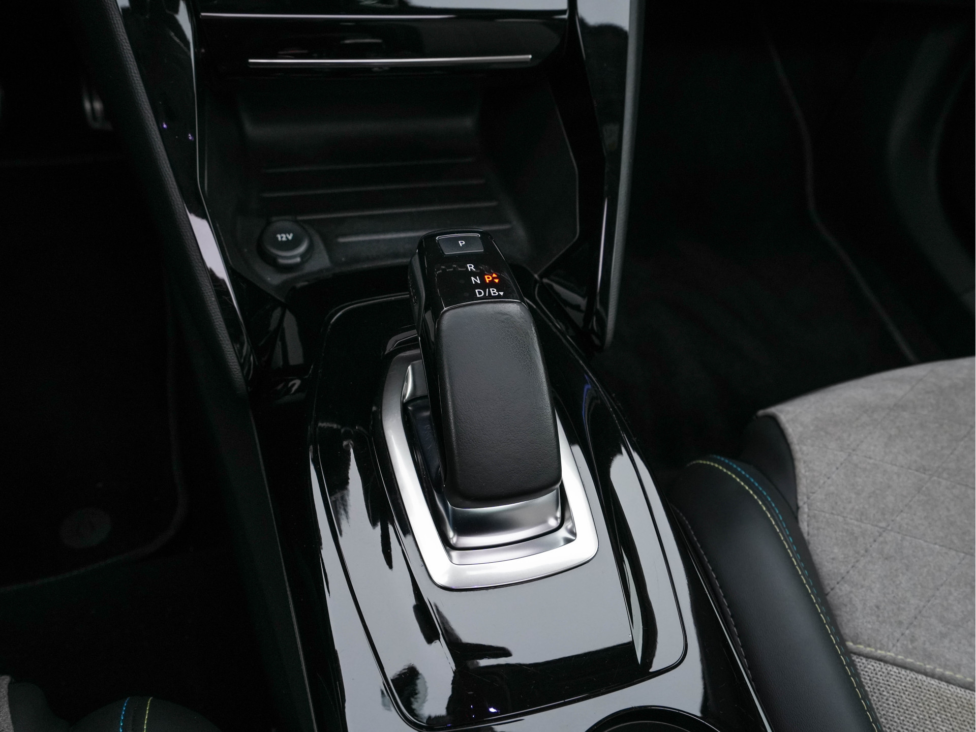 Peugeot e-2008 EV GT 50 kWh {SOH-91%} (INCL-BTW) Aut. *PANO | ADAPT.CRUISE | DIGI-COCKPIT | FULL-LED | BLIS | KEYLESS | MICROFIBRE-LEATHER | CAMERA | CARPLAY | CCS-FASTLOADER | DAB+ | NAVI-FULLMAP | ECC | PDC | SPORT-SEATS | ...