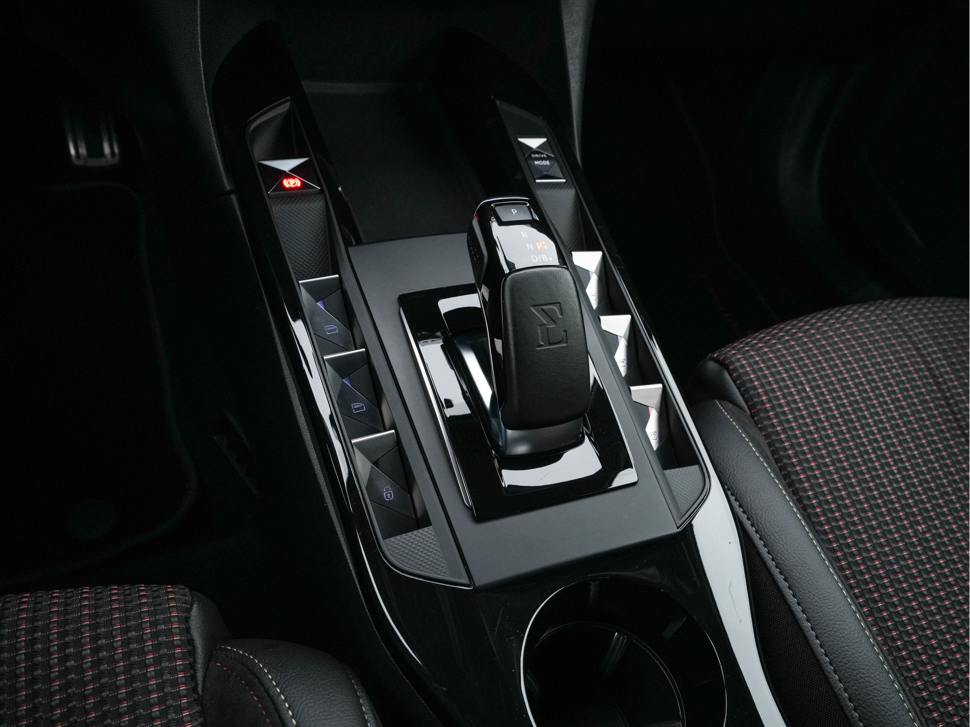 DS 3 Crossback E-Tense Performance Line+ 50 kWh [ 3-Fase ] {SOH-90%} (INCL-BTW) *LEATHER-FABRIC | MATRIX-LED | ADAPTIVE-CRUISE | DIGI-COCKPIT | HEATED-SPORTSEATS | CAMERA | KEYLESS | NAVI-FULLMAP | DAB+ | ECC | PDC | PRIVACY-GLASS | 18''ALU*