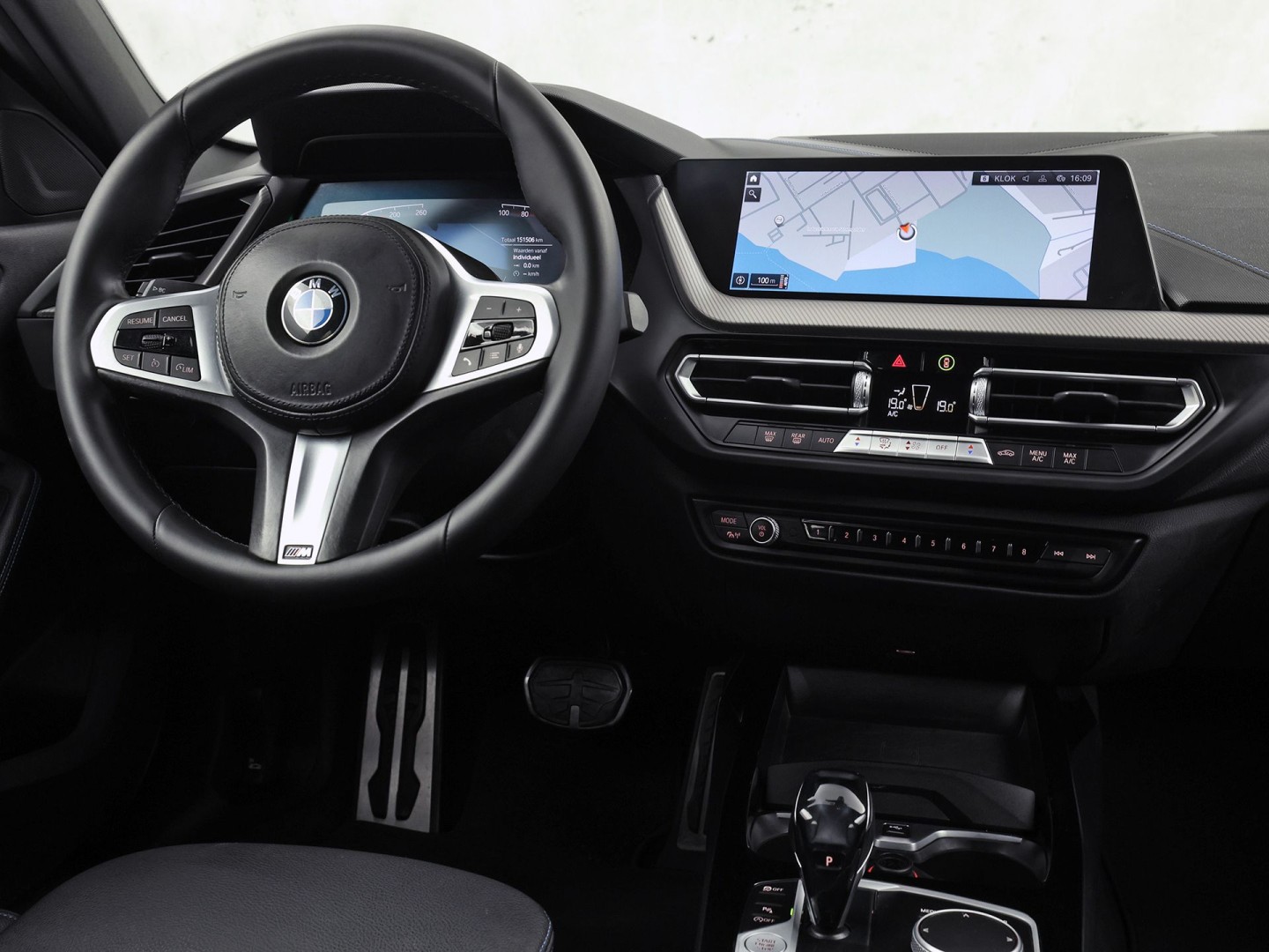BMW 1 Serie 118i M Sport Automaat (APPLE CARPLAY, M PAKKET, GROOT NAVI, LEDER, SPORTSTOELEN, SFEERVERLICHTING, GETINT GLAS, NIEUWSTAAT)