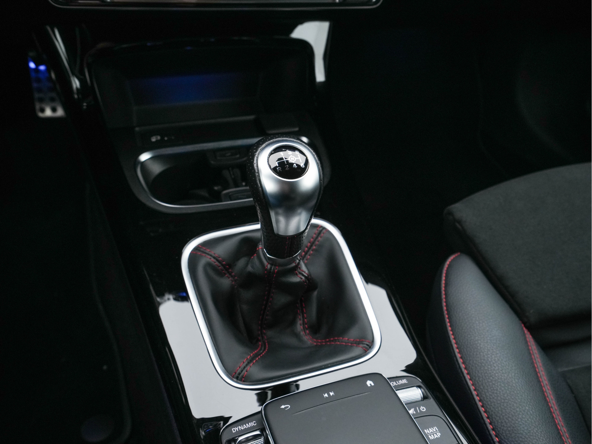 Mercedes-Benz A-klasse 160 AMG-Sportpack Business-Solution (INCL-BTW) *WIDESCREEN-DIGI-COCKPIT | FULL-LED | LEATHER-MICROFIBRE | CAMERA | DYNAMIC-SELECT | CRUISE | HEATED-SPORTSEATS | PRIVACY-GLASS | DAB | AMBIENT-LIGHT | 18"ALU*