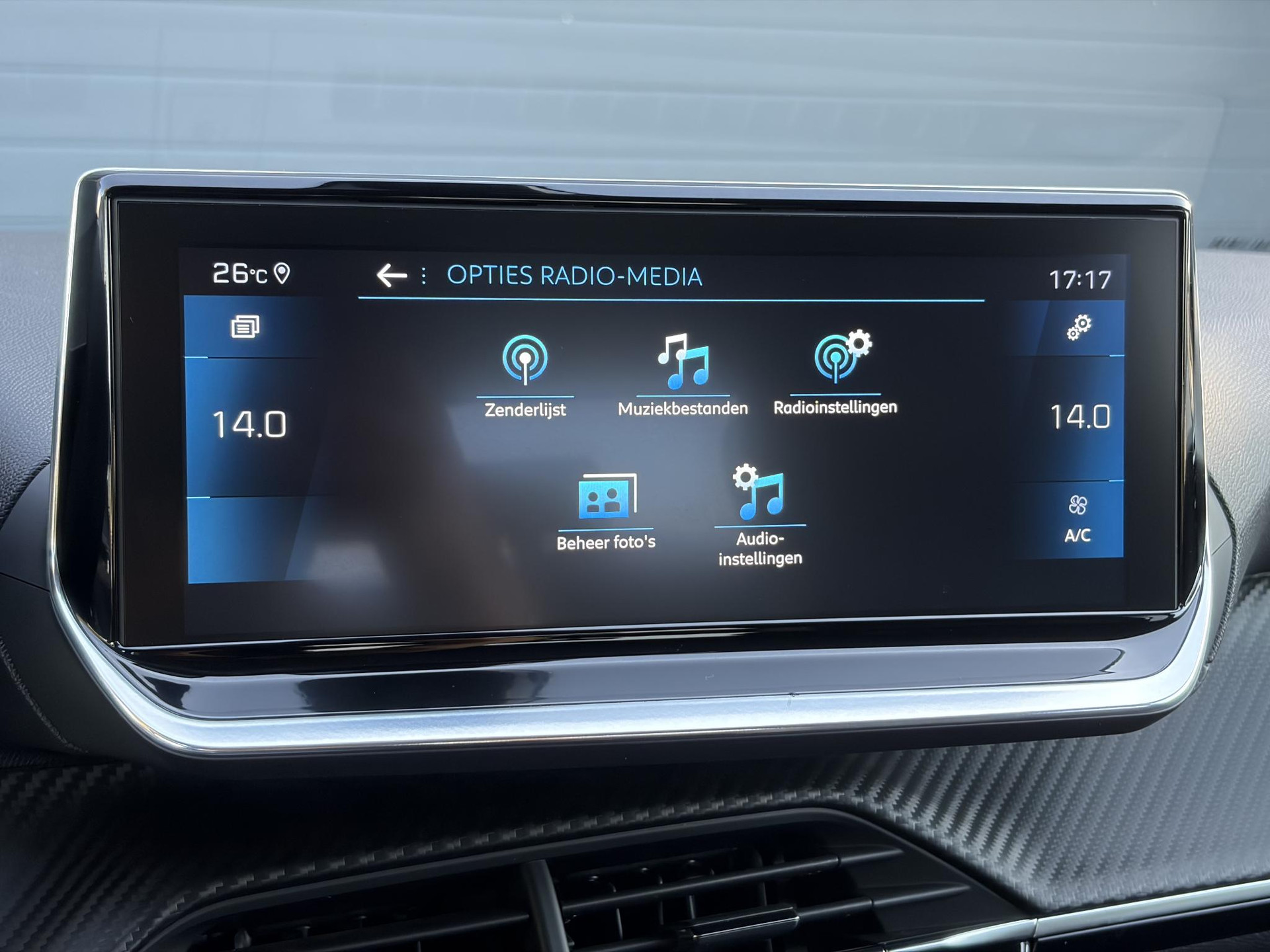 Peugeot 208 1.2 PureTech Allure ✓D-riem vv in 10-2025✓1e Eigenaar✓360° Camera✓Carplay✓Navi✓101pk✓LED✓Clima✓Cruise✓6 Bak✓Pdc✓Lm velgen✓Halfleder✓Recent beurt gehad✓N.A.P✓Apk tot 08-2028