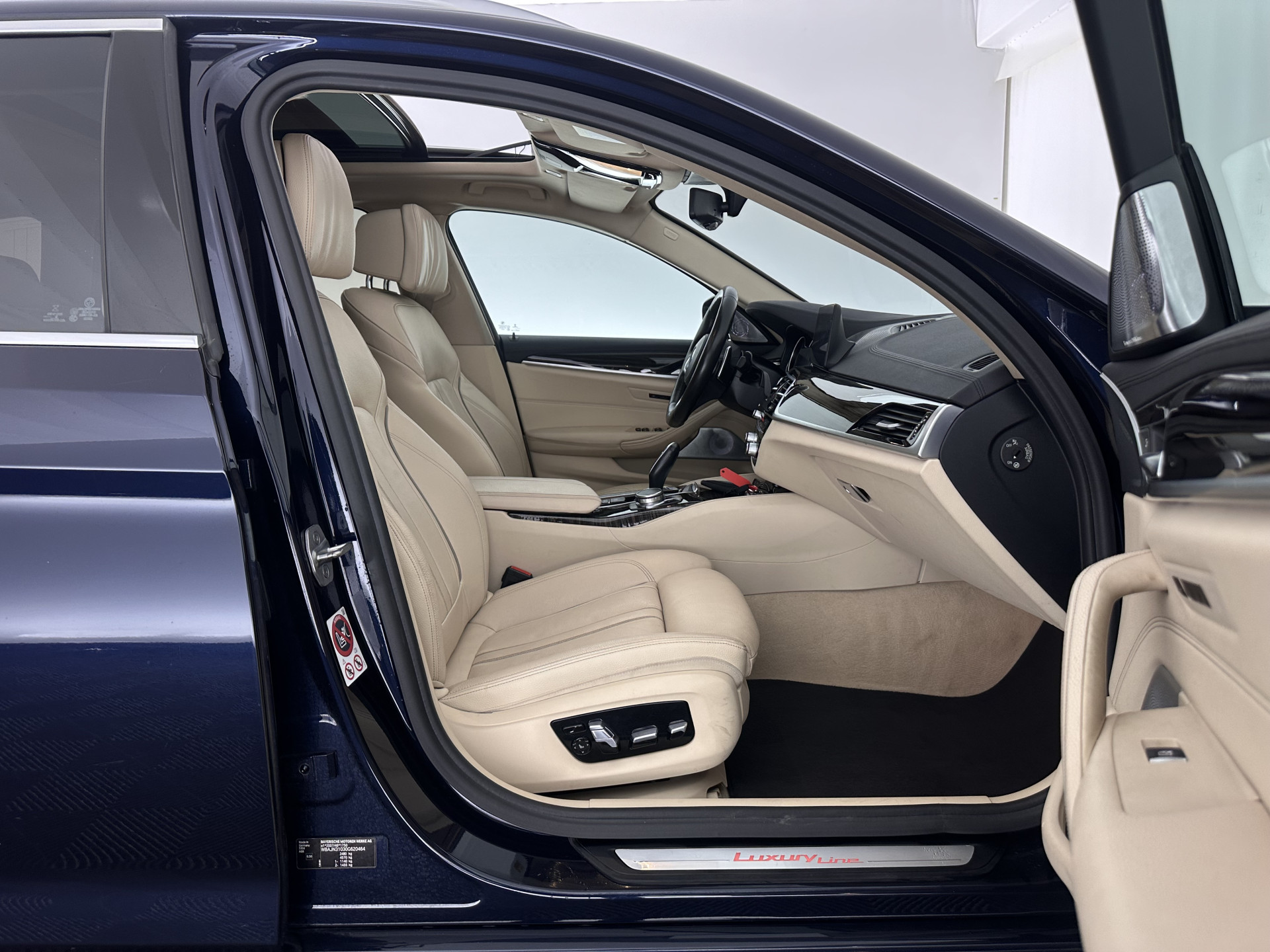 BMW 5-serie Touring 530d High Executive Luxury-Line Aut. *PANO | BOWERS-WILKINS | LEATHER | FULL-LED | ADAPTIVE-CRUISE | BLINDSPOT | MEMORY-PACK | TOPVIEW | HEAD-UP | HEATED-COMFORTSEATS | DIGI-COCKPIT | NAVI-FULLMAP | TOWBAR | 19''ALU*